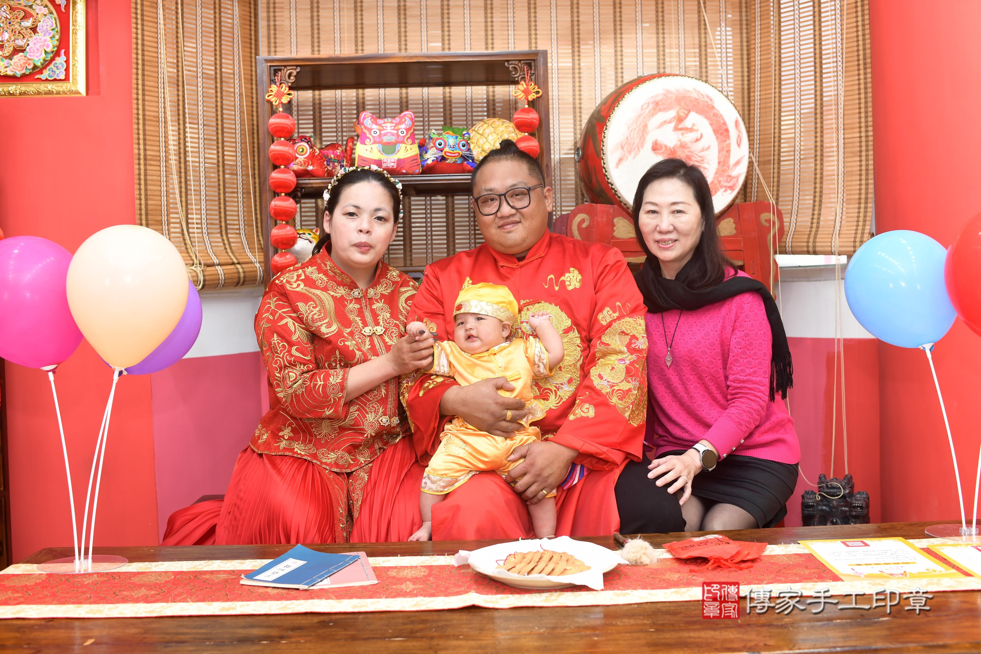 傳家手工印章高雄店、抓周、度脺、中國風會場、傳家嬰兒古禮、吉祥話、抓周道具物品24種、拍照。抓周證書。寶寶抓周、滿周歲、生日快樂、祝福