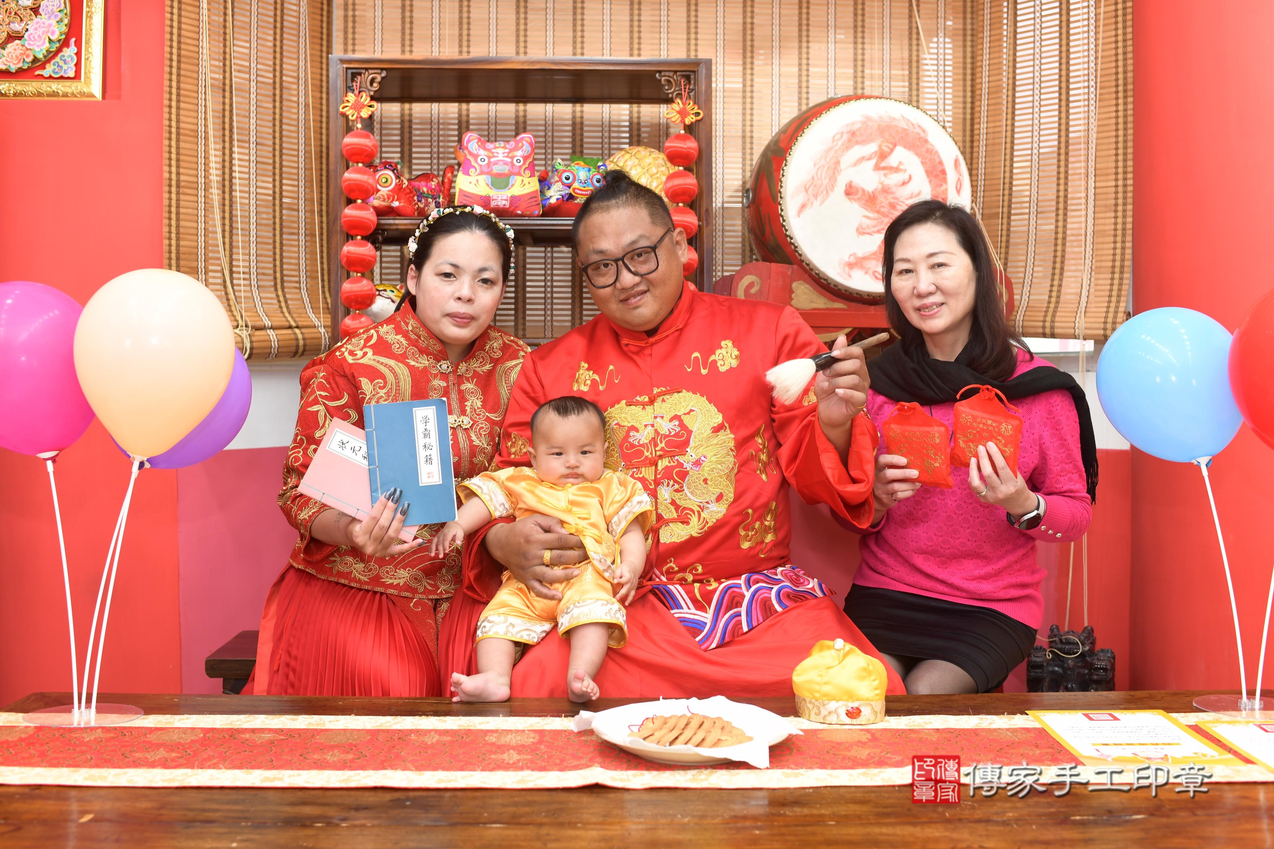傳家手工印章高雄店、抓周、度脺、中國風會場、傳家嬰兒古禮、吉祥話、抓周道具物品24種、拍照。抓周證書。寶寶抓周、滿周歲、生日快樂、祝福