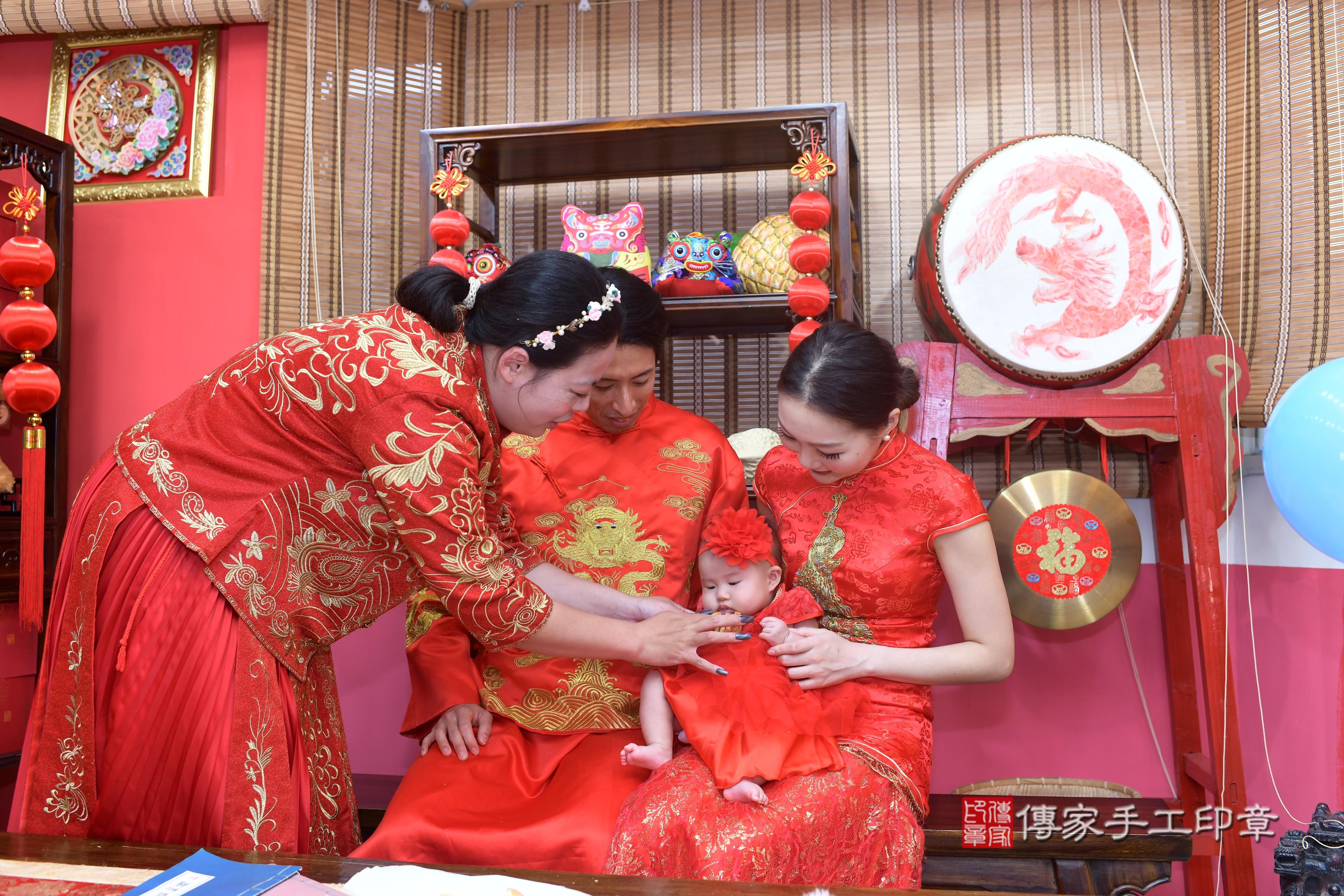 傳家手工印章高雄店、抓周、度脺、中國風會場、傳家嬰兒古禮、吉祥話、抓周道具物品24種、拍照。抓周證書。寶寶抓周、滿周歲、生日快樂、祝福