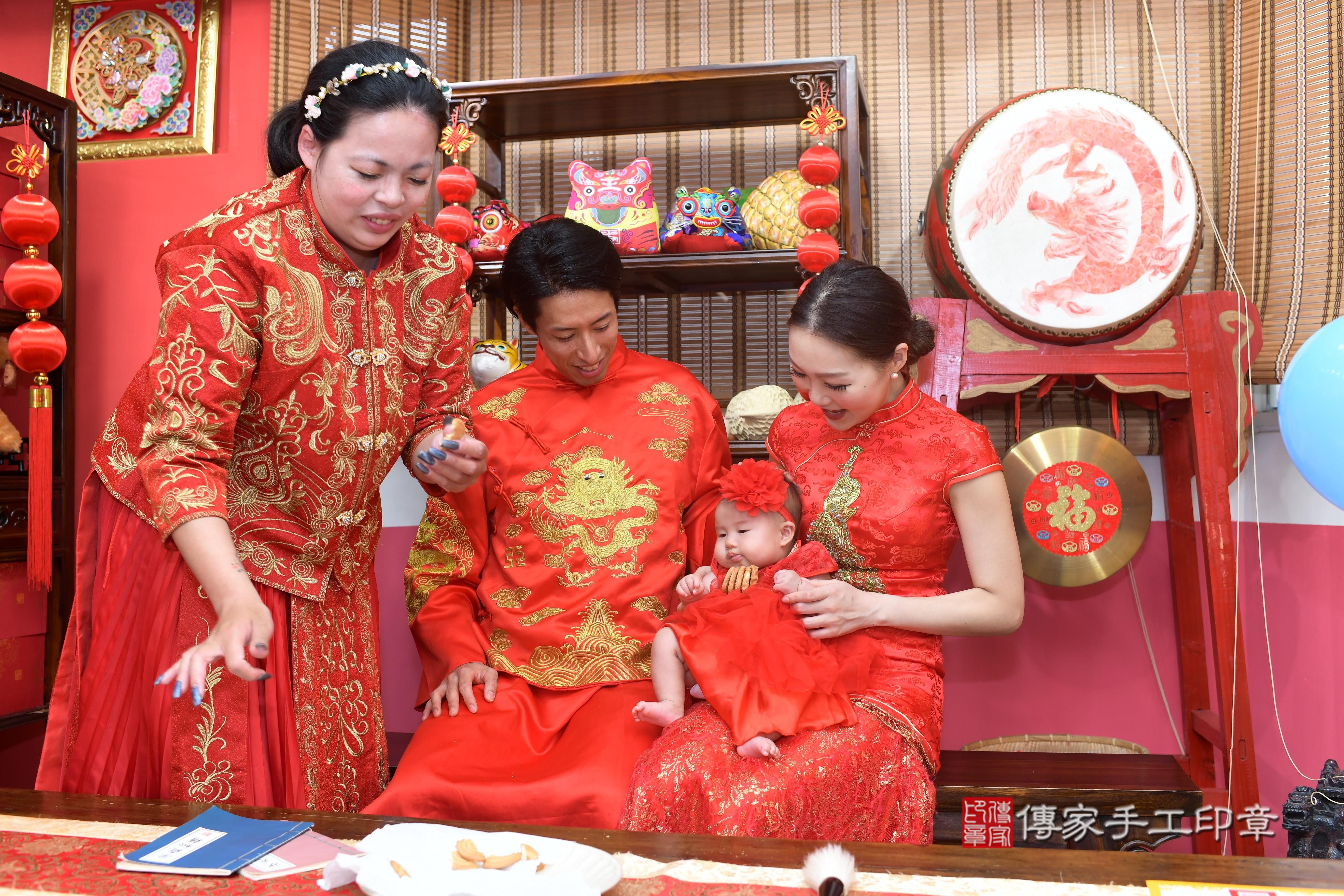傳家手工印章高雄店、抓周、度脺、中國風會場、傳家嬰兒古禮、吉祥話、抓周道具物品24種、拍照。抓周證書。寶寶抓周、滿周歲、生日快樂、祝福