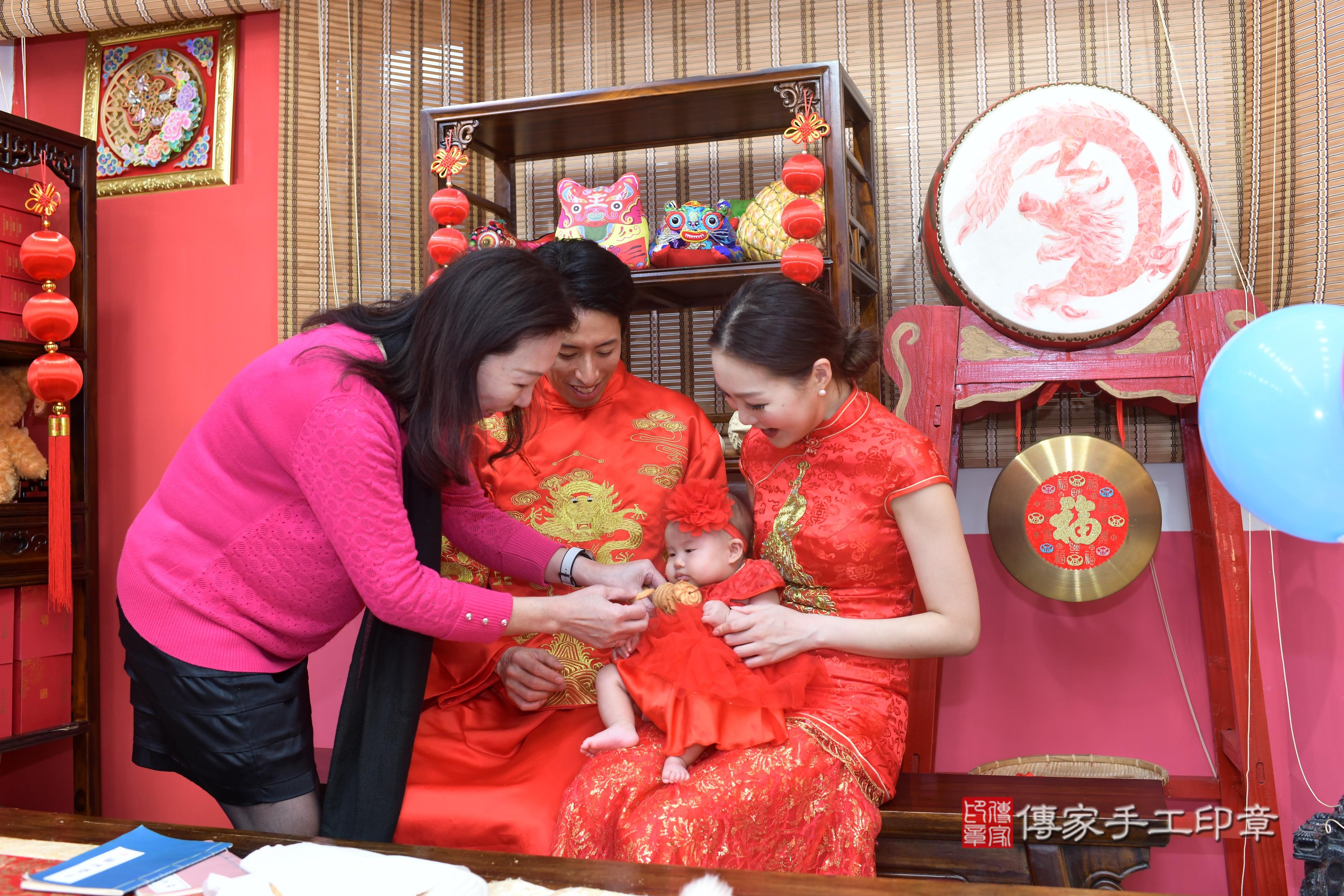 傳家手工印章高雄店、抓周、度脺、中國風會場、傳家嬰兒古禮、吉祥話、抓周道具物品24種、拍照。抓周證書。寶寶抓周、滿周歲、生日快樂、祝福