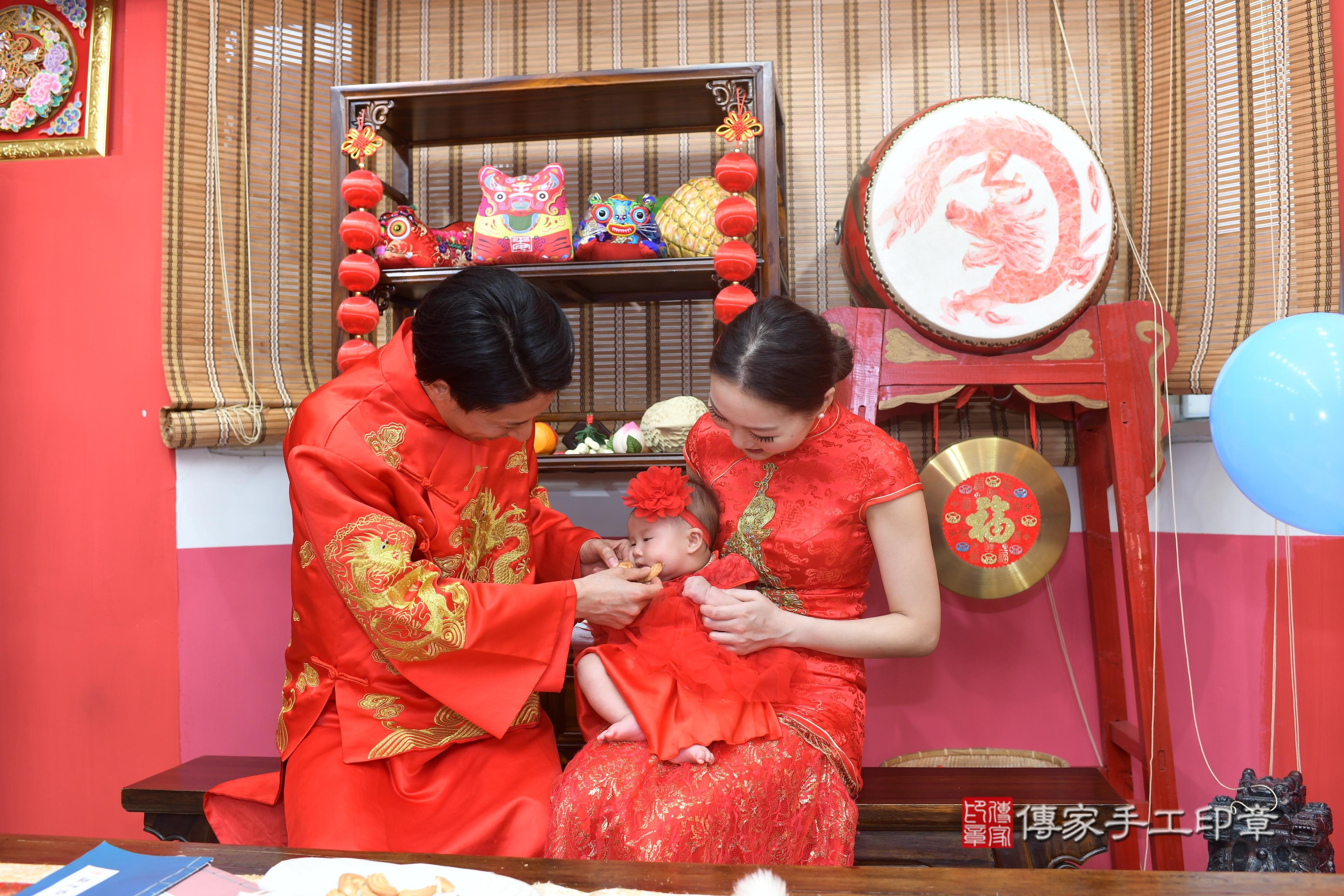 傳家手工印章高雄店、抓周、度脺、中國風會場、傳家嬰兒古禮、吉祥話、抓周道具物品24種、拍照。抓周證書。寶寶抓周、滿周歲、生日快樂、祝福