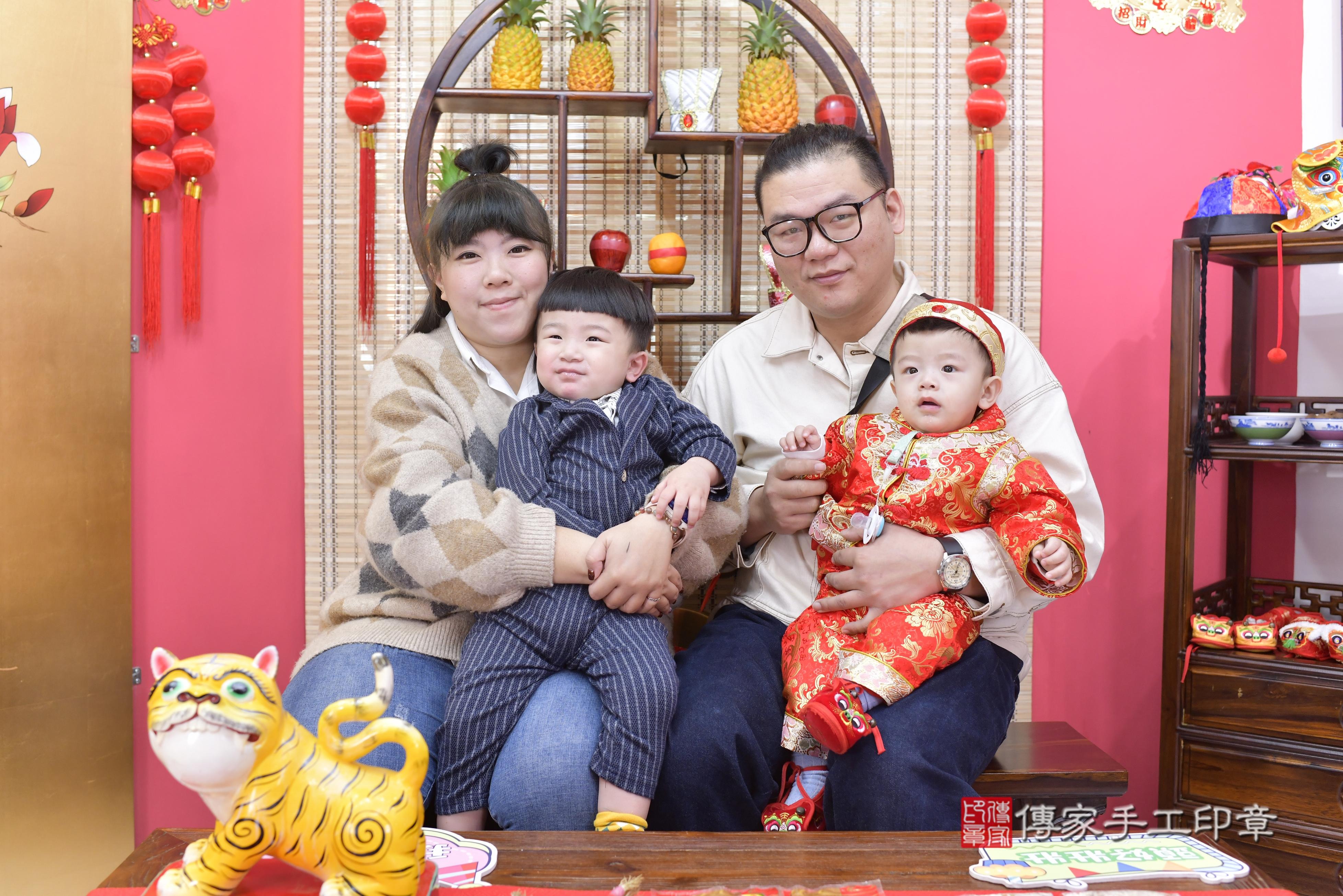 傳家手工印章新竹店、抓周、度脺、中國風會場、傳家嬰兒古禮、吉祥話、抓周道具物品24種、拍照。抓周證書。寶寶抓周、滿周歲、生日快樂、祝福