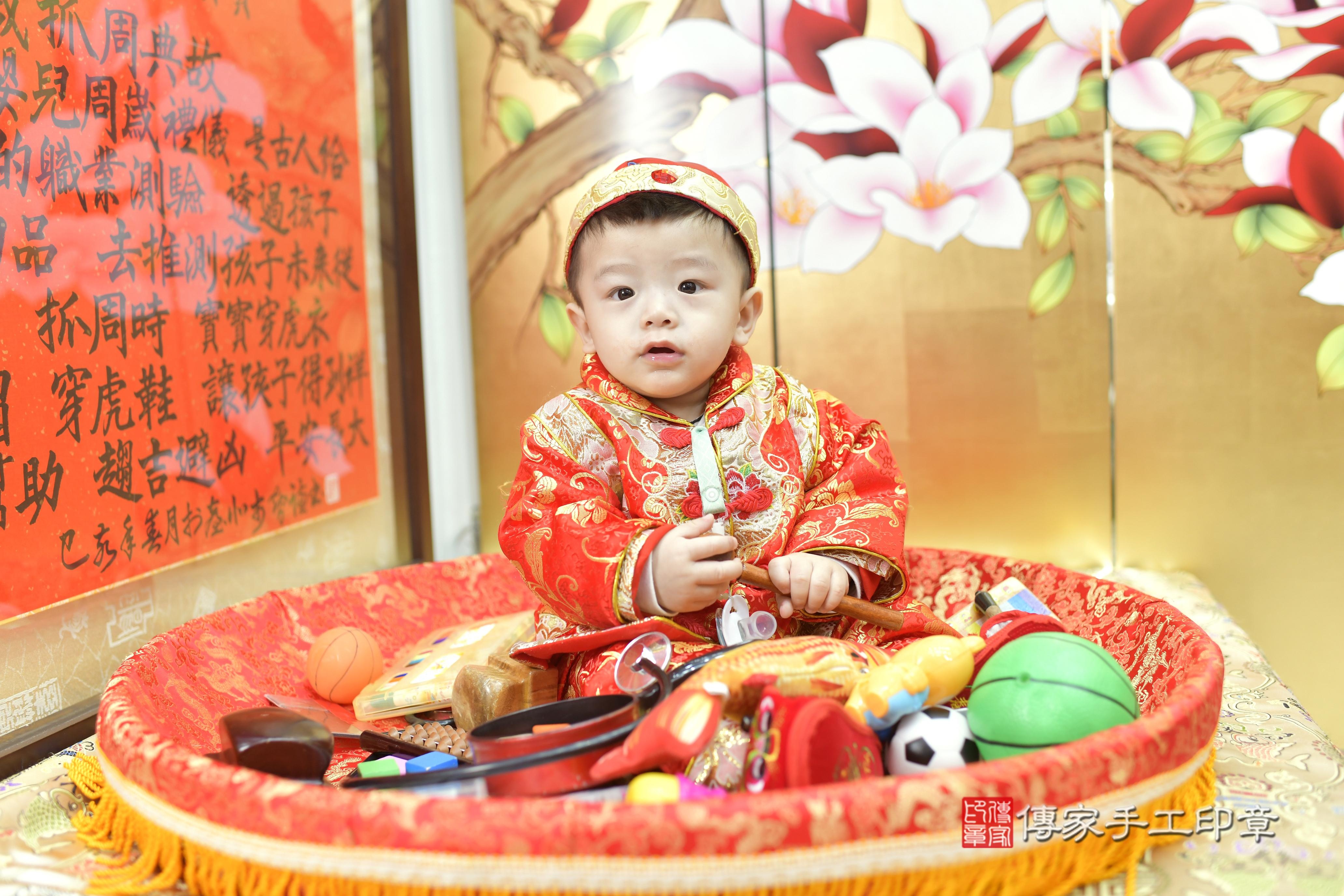 傳家手工印章新竹店、抓周、度脺、中國風會場、傳家嬰兒古禮、吉祥話、抓周道具物品24種、拍照。抓周證書。寶寶抓周、滿周歲、生日快樂、祝福