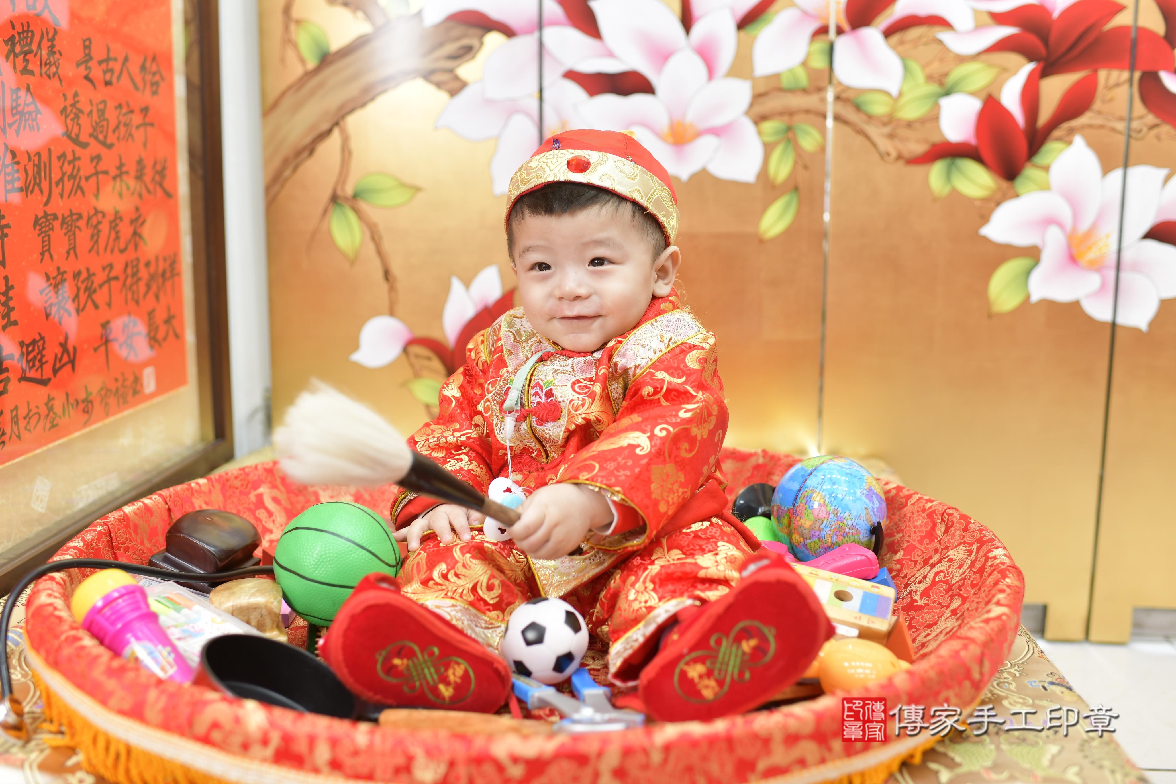 傳家手工印章新竹店、抓周、度脺、中國風會場、傳家嬰兒古禮、吉祥話、抓周道具物品24種、拍照。抓周證書。寶寶抓周、滿周歲、生日快樂、祝福