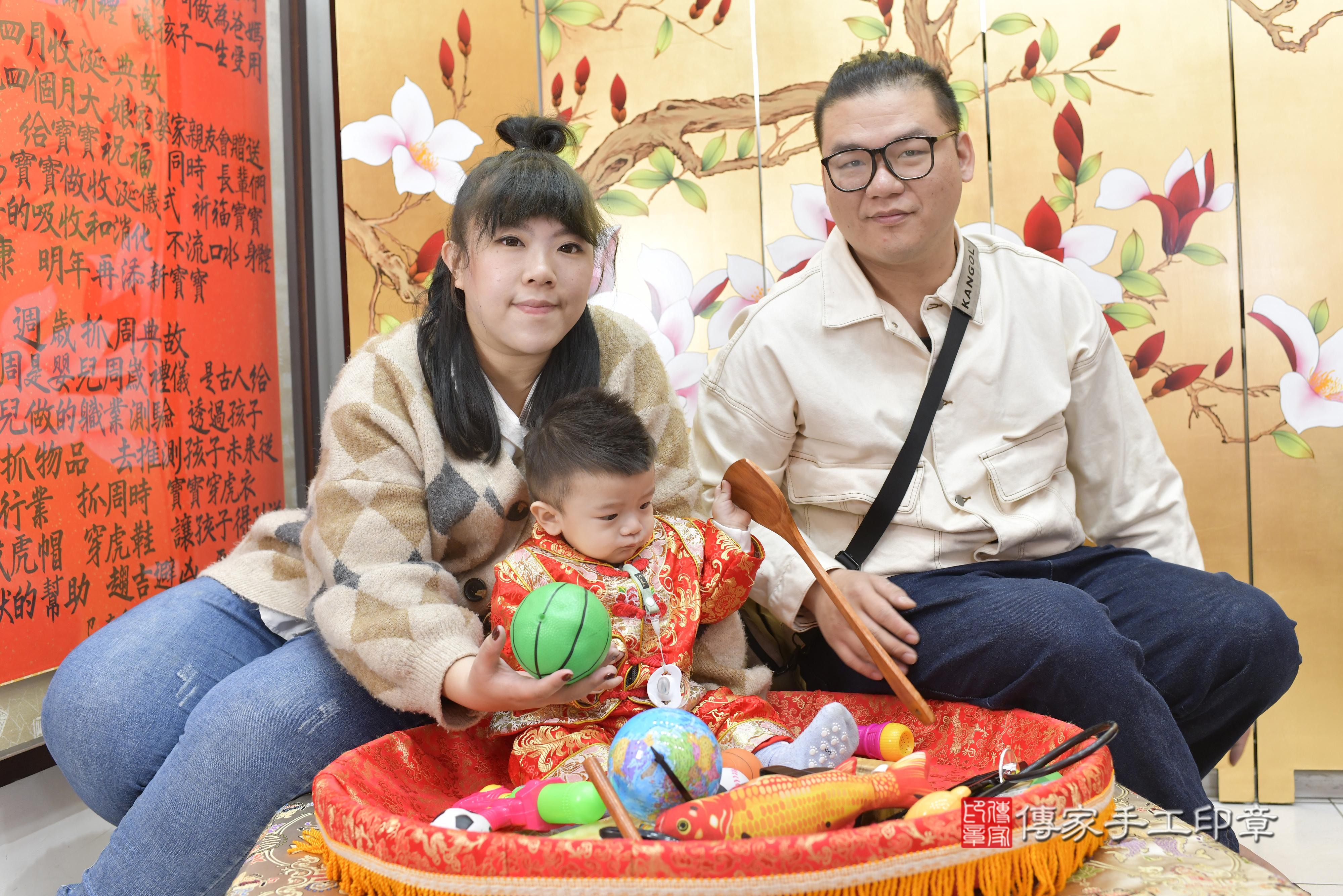 傳家手工印章新竹店、抓周、度脺、中國風會場、傳家嬰兒古禮、吉祥話、抓周道具物品24種、拍照。抓周證書。寶寶抓周、滿周歲、生日快樂、祝福