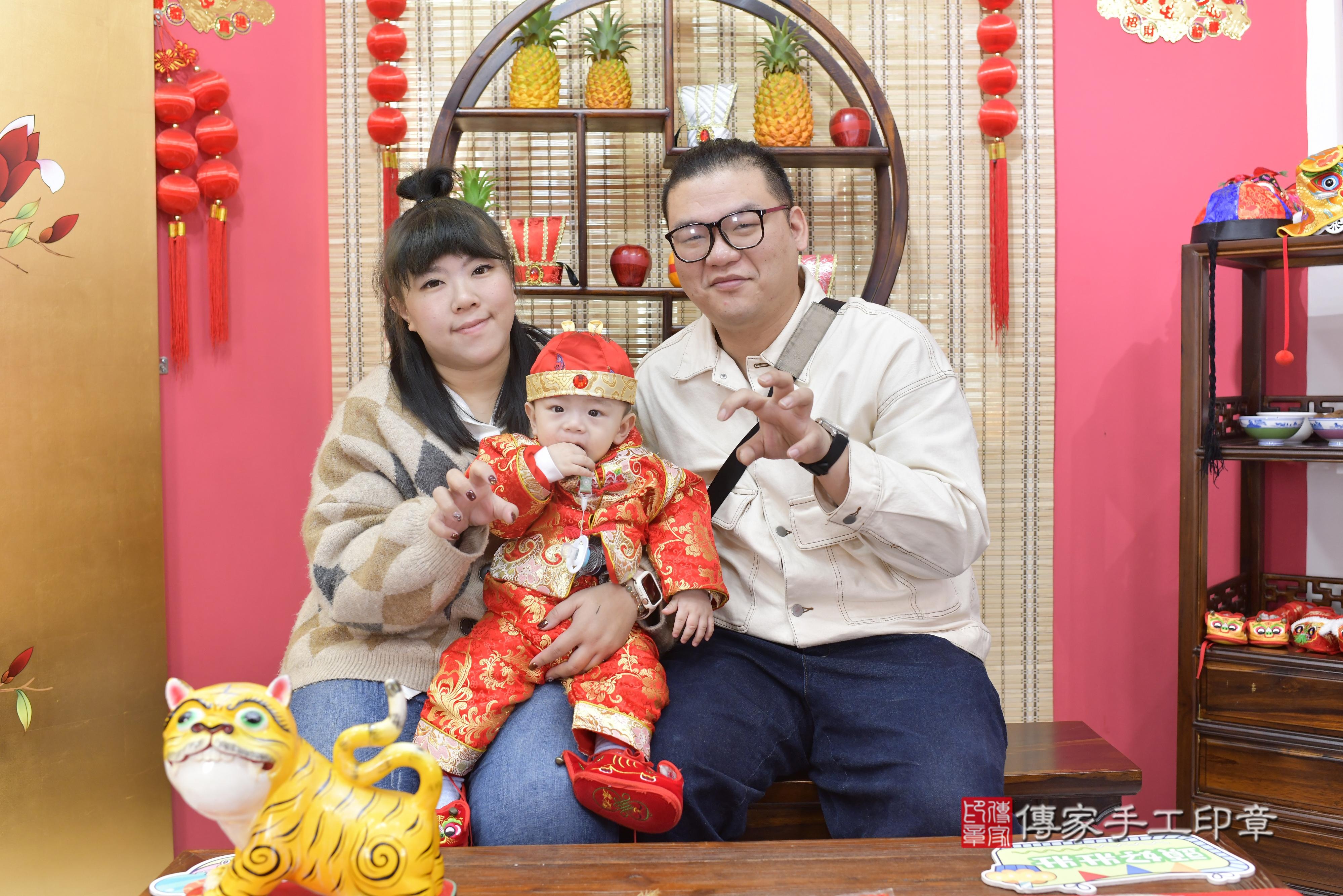 傳家手工印章新竹店、抓周、度脺、中國風會場、傳家嬰兒古禮、吉祥話、抓周道具物品24種、拍照。抓周證書。寶寶抓周、滿周歲、生日快樂、祝福