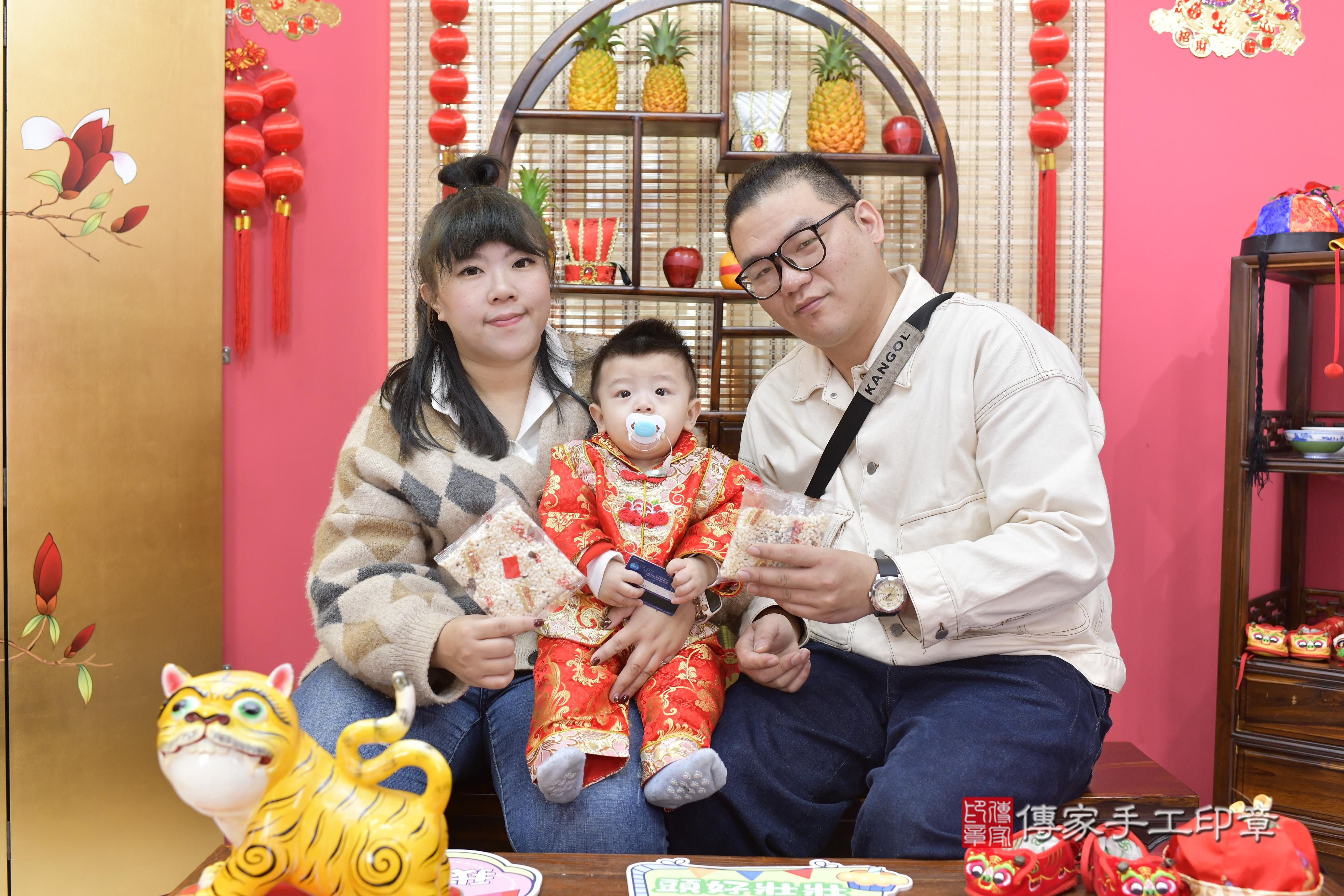 傳家手工印章新竹店、抓周、度脺、中國風會場、傳家嬰兒古禮、吉祥話、抓周道具物品24種、拍照。抓周證書。寶寶抓周、滿周歲、生日快樂、祝福