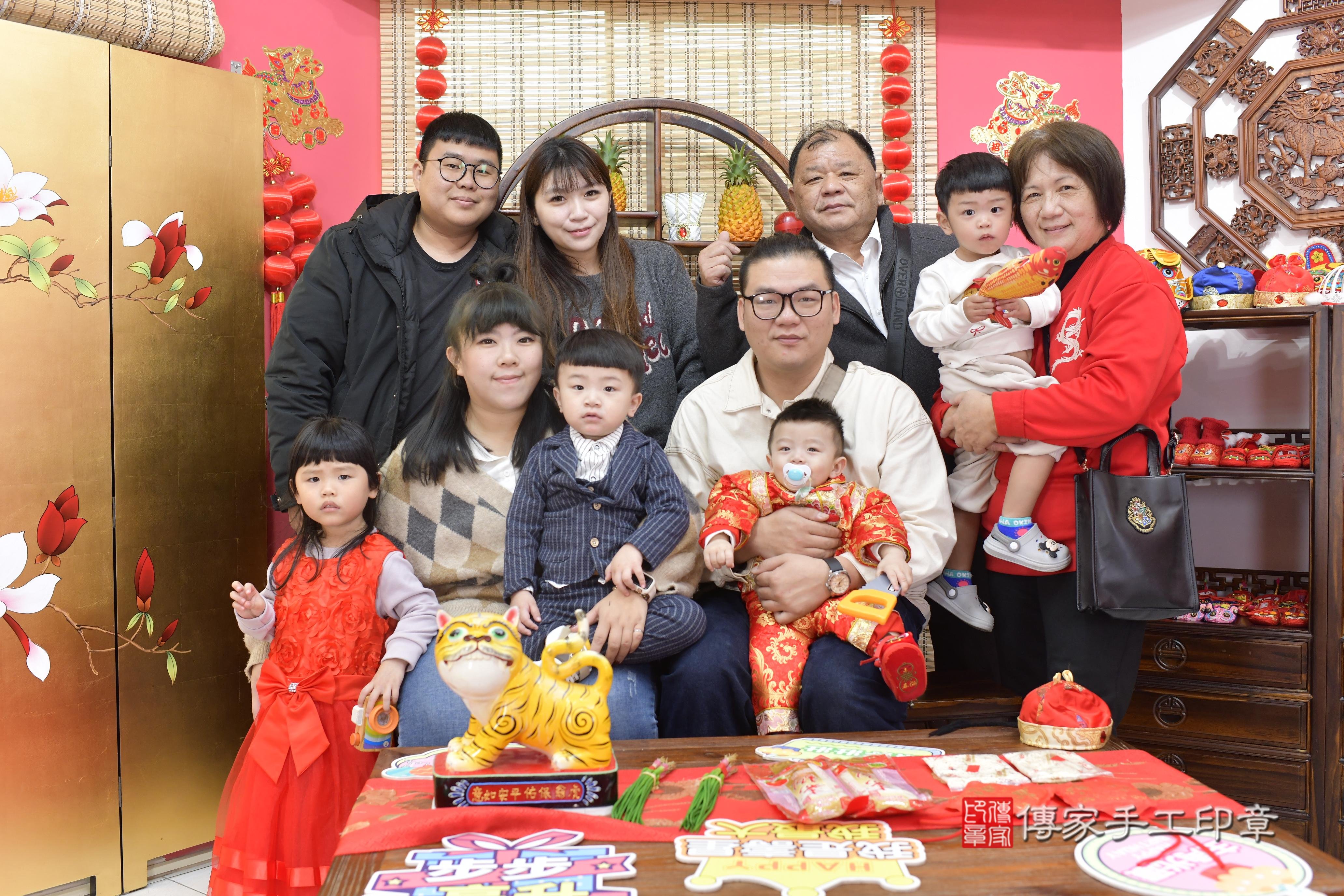 傳家手工印章新竹店、抓周、度脺、中國風會場、傳家嬰兒古禮、吉祥話、抓周道具物品24種、拍照。抓周證書。寶寶抓周、滿周歲、生日快樂、祝福
