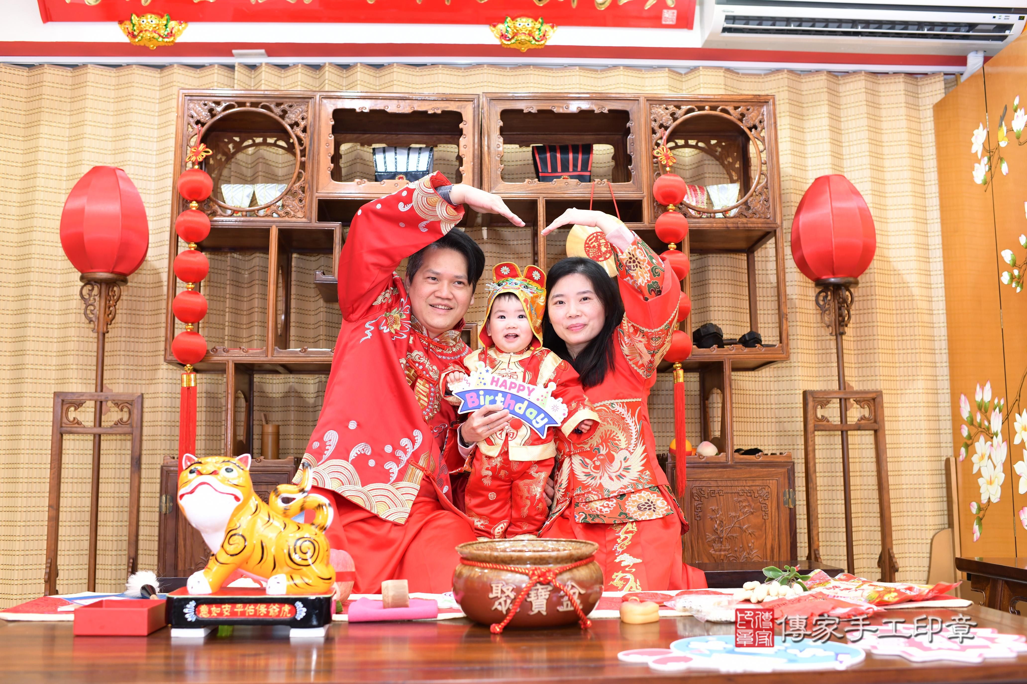 傳家手工印章台南店、抓周、度脺、中國風會場、傳家嬰兒古禮、吉祥話、抓周道具物品24種、拍照。抓周證書。寶寶抓周、滿周歲、生日快樂、祝福