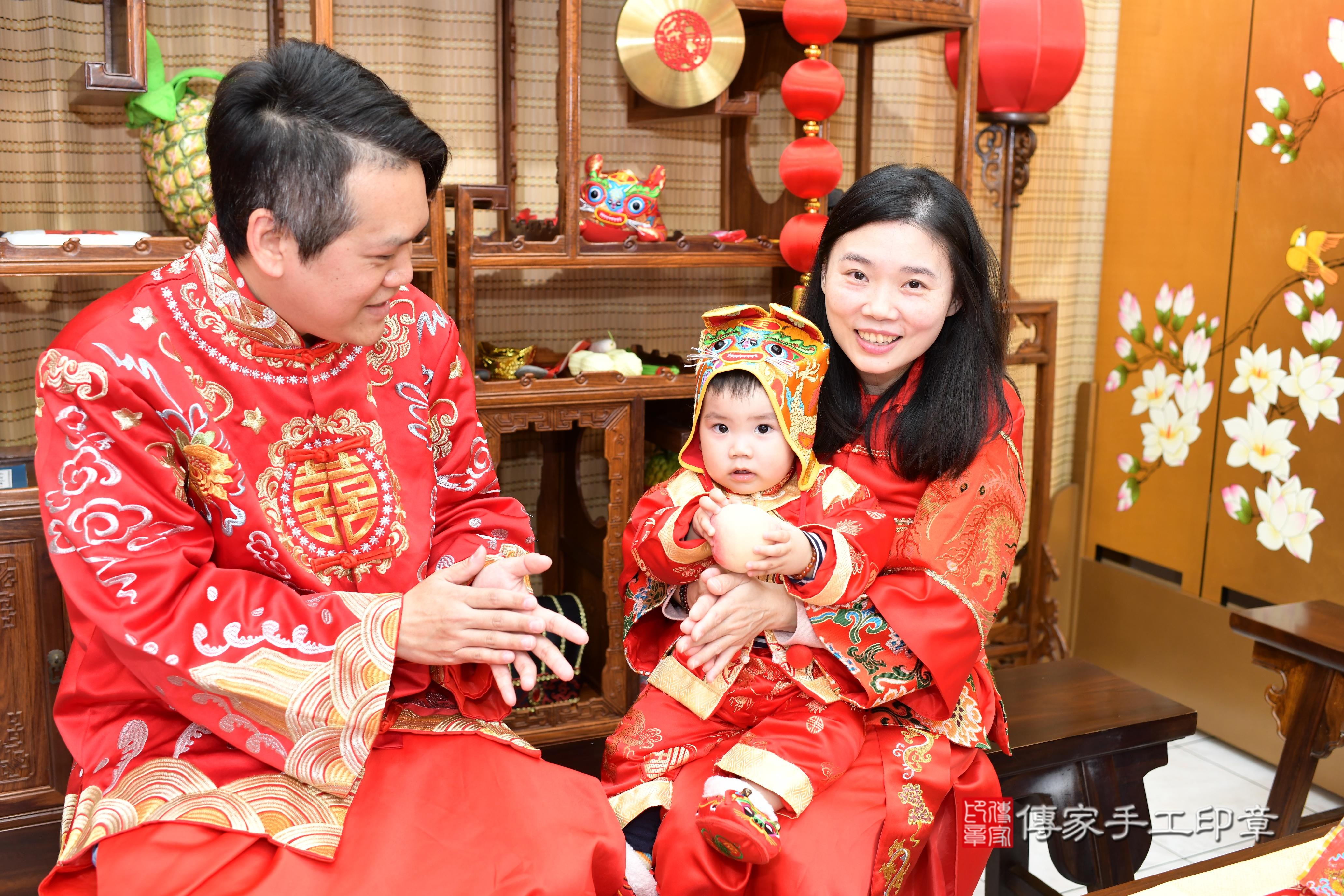 傳家手工印章台南店、抓周、度脺、中國風會場、傳家嬰兒古禮、吉祥話、抓周道具物品24種、拍照。抓周證書。寶寶抓周、滿周歲、生日快樂、祝福