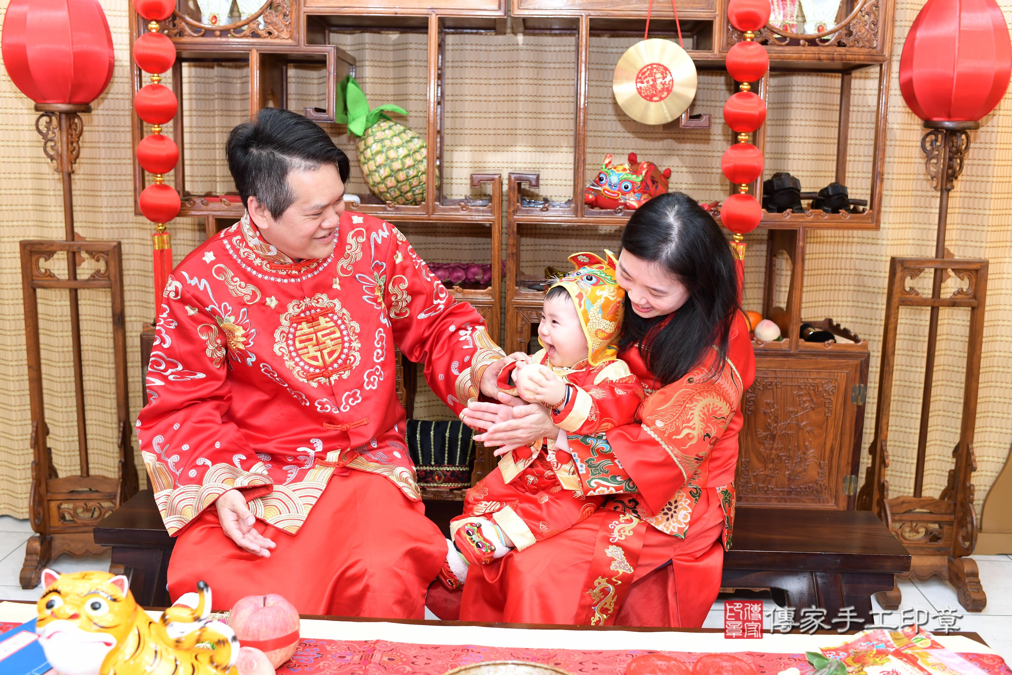 傳家手工印章台南店、抓周、度脺、中國風會場、傳家嬰兒古禮、吉祥話、抓周道具物品24種、拍照。抓周證書。寶寶抓周、滿周歲、生日快樂、祝福