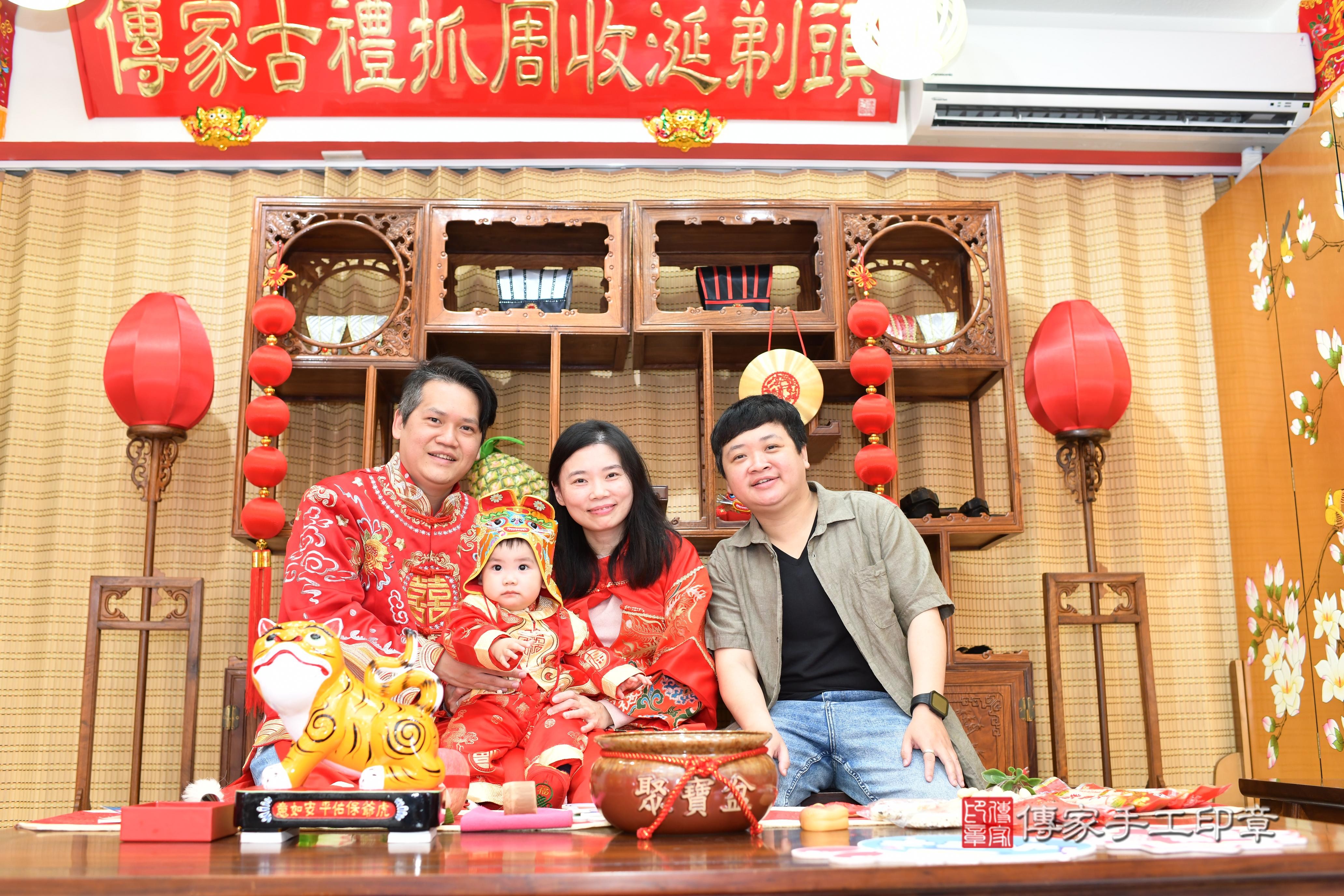 傳家手工印章台南店、抓周、度脺、中國風會場、傳家嬰兒古禮、吉祥話、抓周道具物品24種、拍照。抓周證書。寶寶抓周、滿周歲、生日快樂、祝福