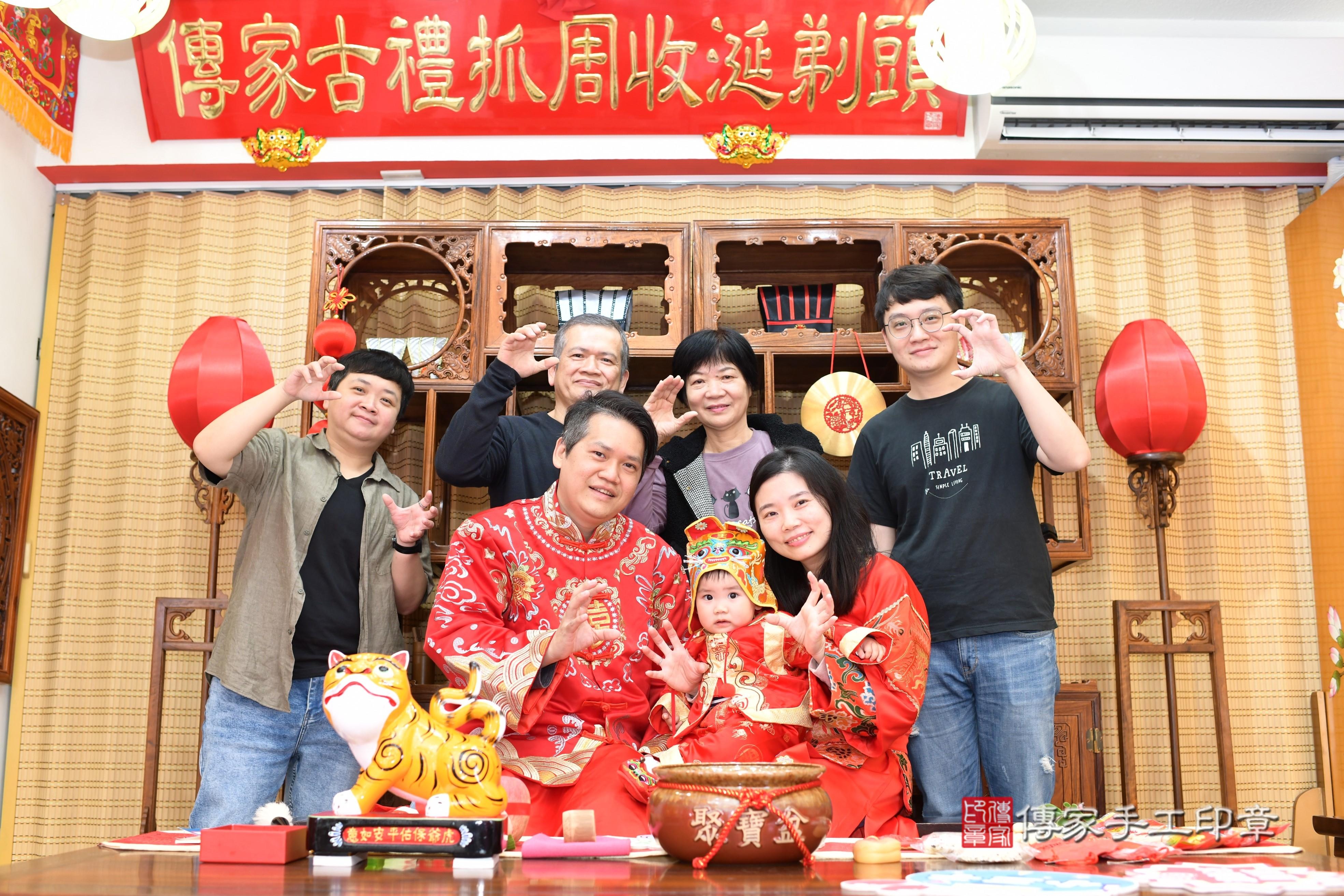 傳家手工印章台南店、抓周、度脺、中國風會場、傳家嬰兒古禮、吉祥話、抓周道具物品24種、拍照。抓周證書。寶寶抓周、滿周歲、生日快樂、祝福