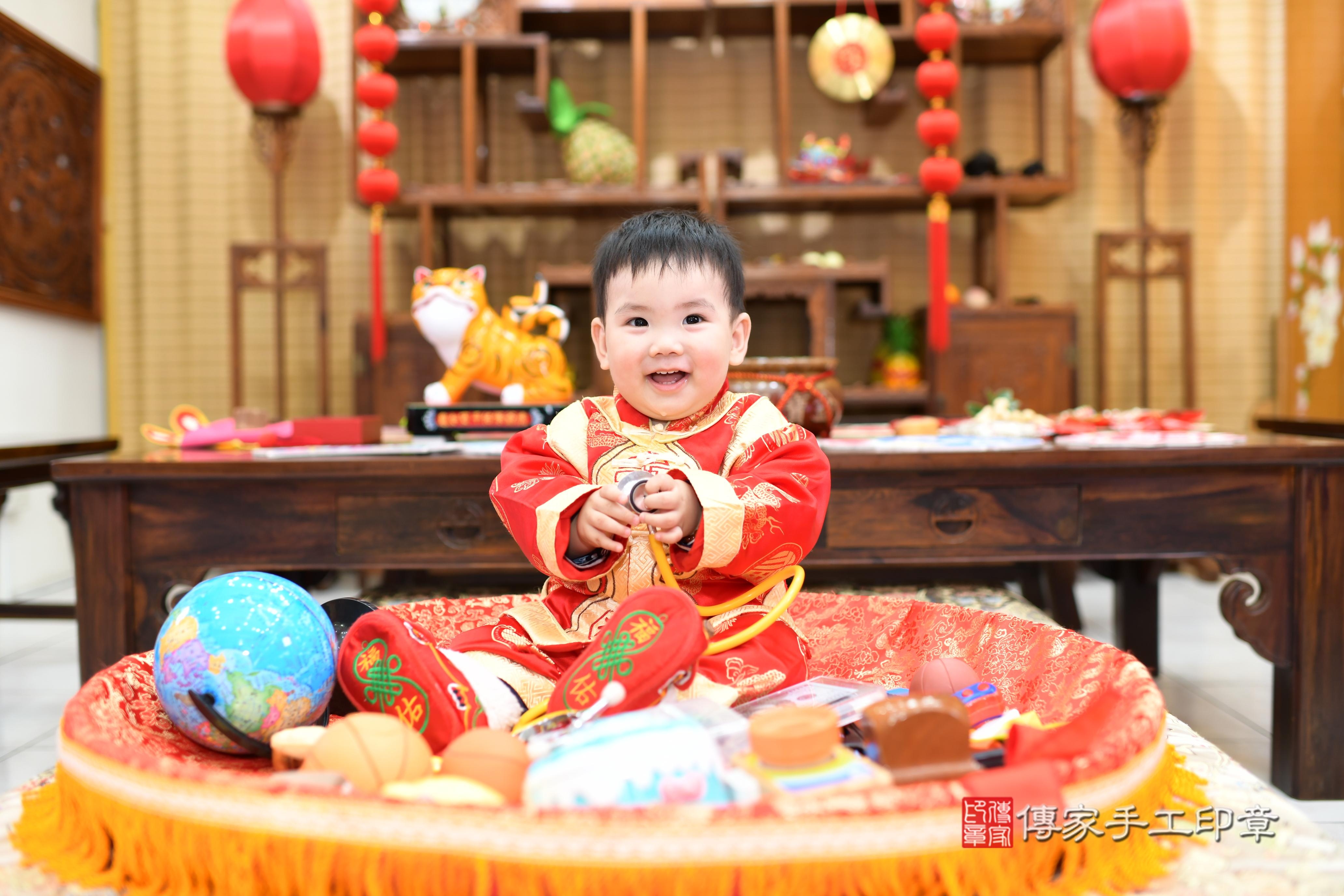 傳家手工印章台南店、抓周、度脺、中國風會場、傳家嬰兒古禮、吉祥話、抓周道具物品24種、拍照。抓周證書。寶寶抓周、滿周歲、生日快樂、祝福