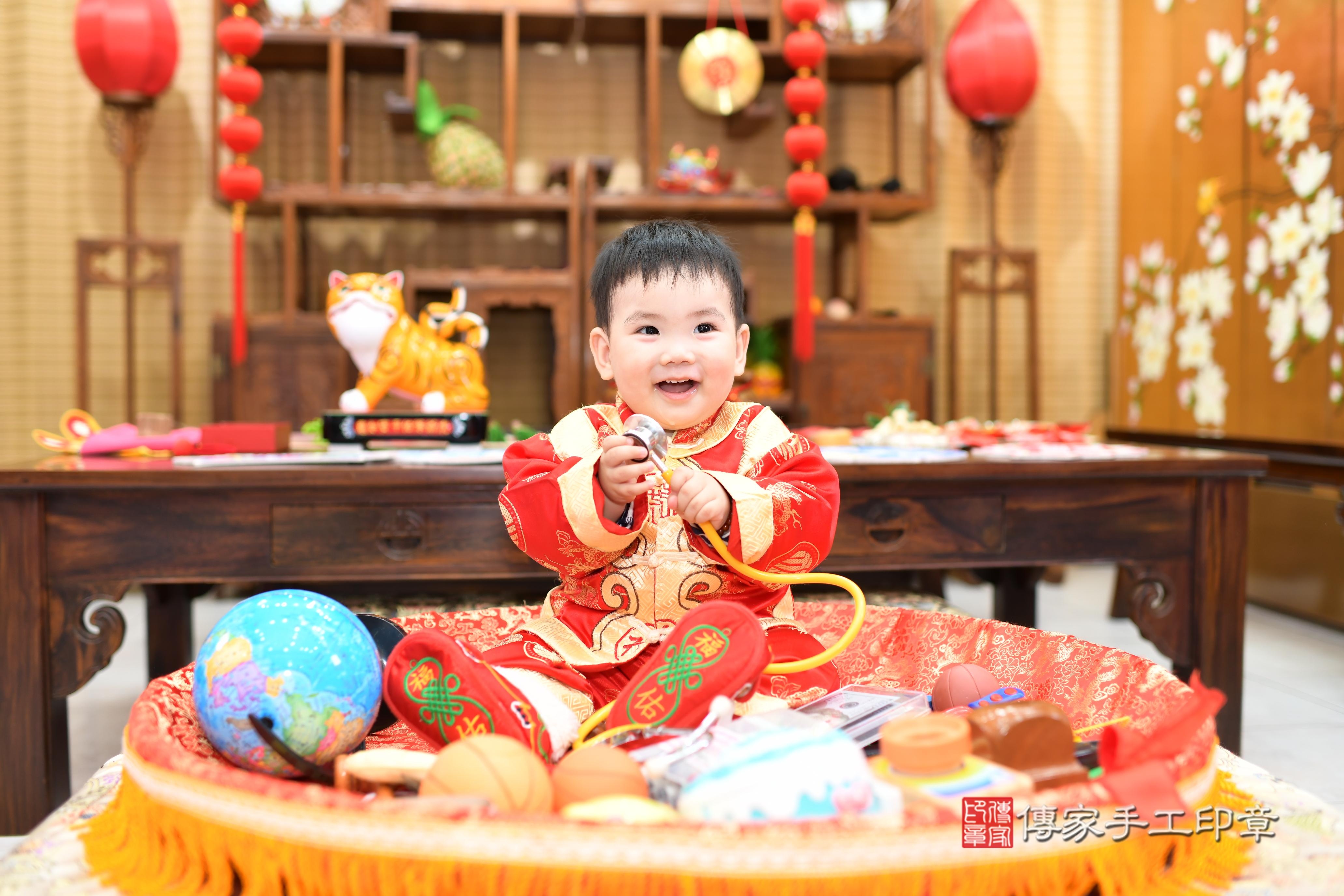 傳家手工印章台南店、抓周、度脺、中國風會場、傳家嬰兒古禮、吉祥話、抓周道具物品24種、拍照。抓周證書。寶寶抓周、滿周歲、生日快樂、祝福