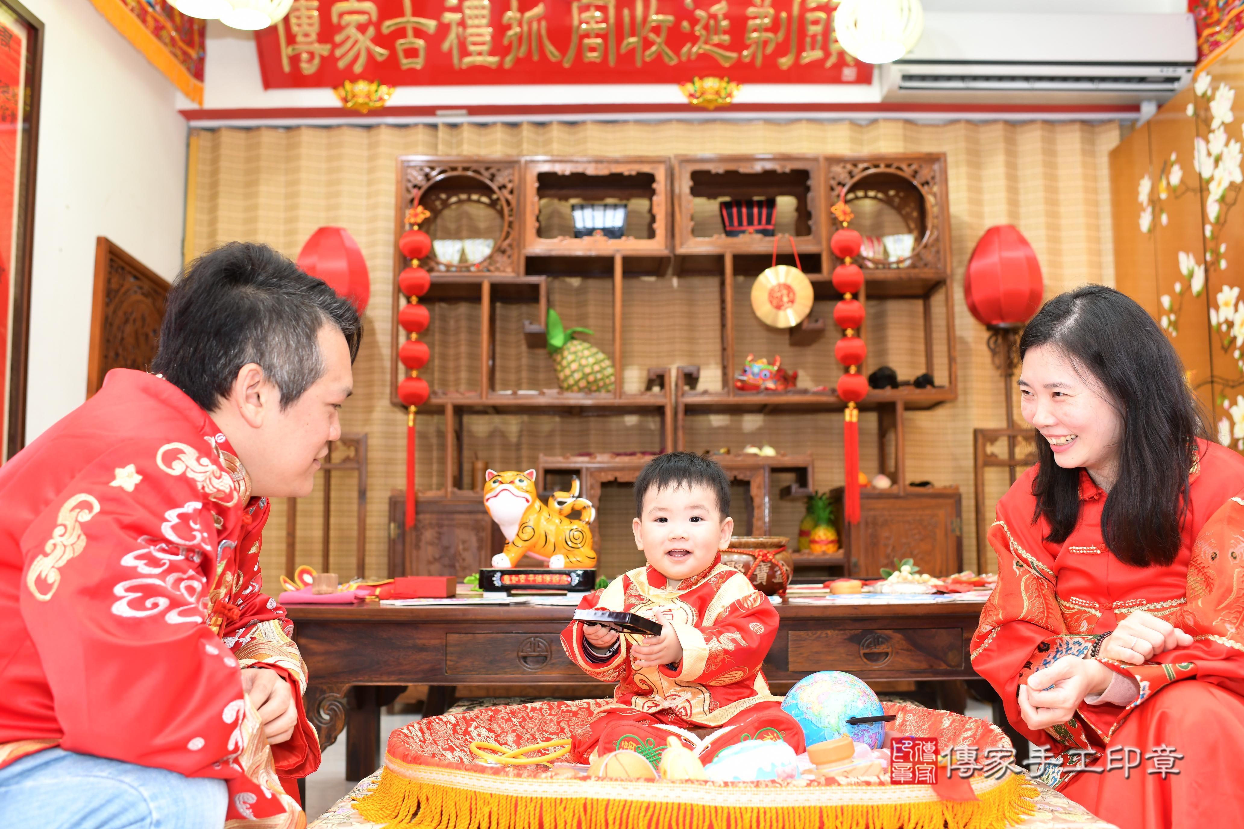 傳家手工印章台南店、抓周、度脺、中國風會場、傳家嬰兒古禮、吉祥話、抓周道具物品24種、拍照。抓周證書。寶寶抓周、滿周歲、生日快樂、祝福