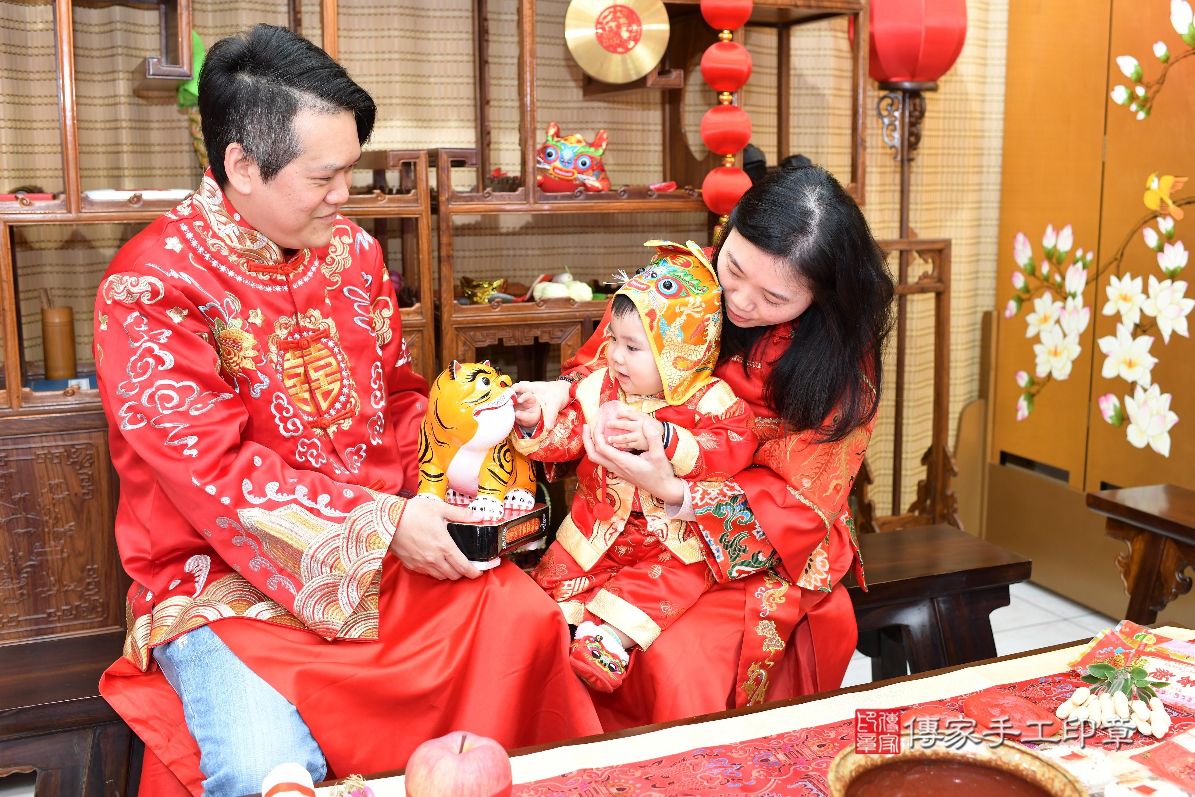 傳家手工印章台南店、抓周、度脺、中國風會場、傳家嬰兒古禮、吉祥話、抓周道具物品24種、拍照。抓周證書。寶寶抓周、滿周歲、生日快樂、祝福