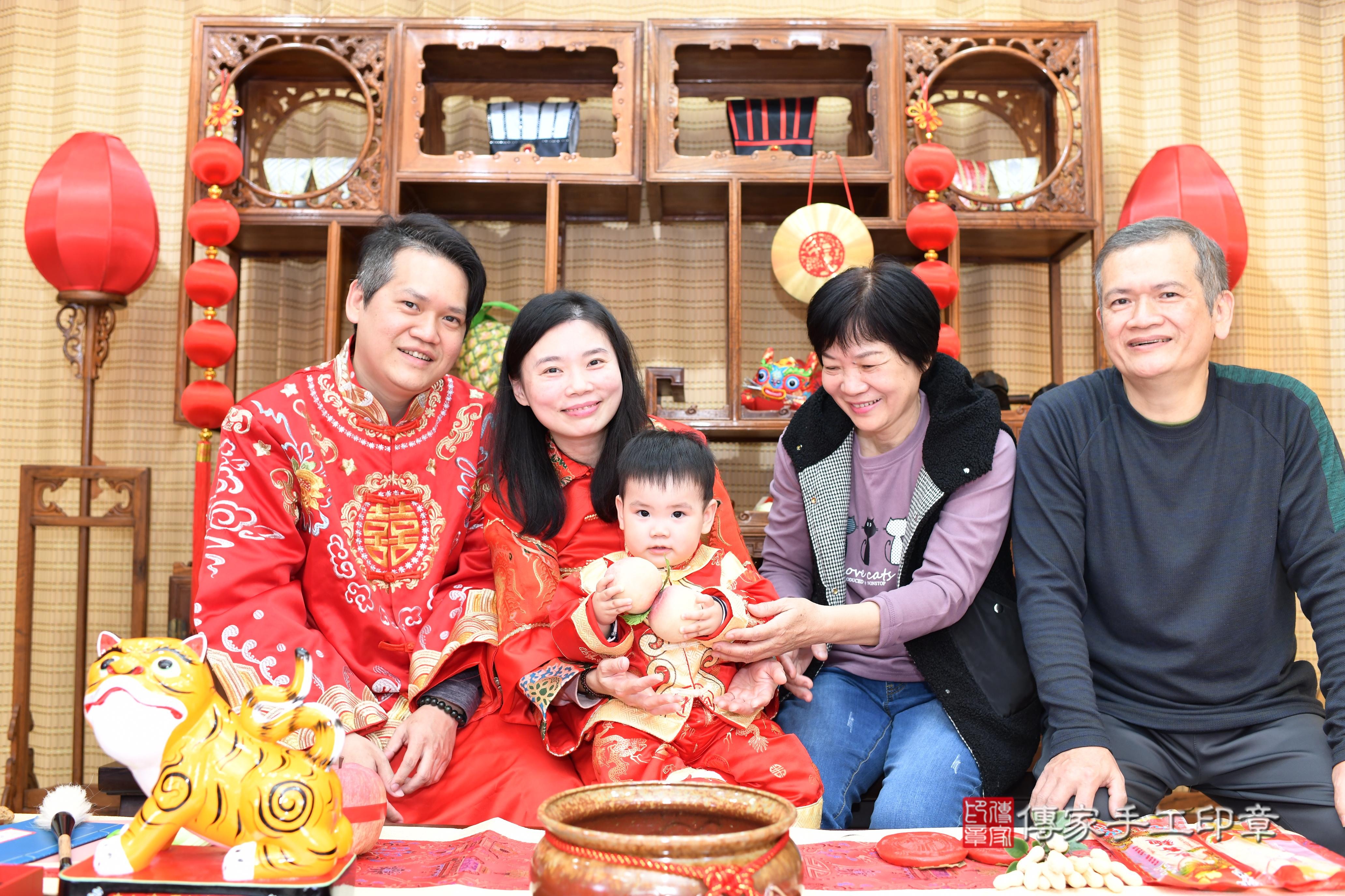 傳家手工印章台南店、抓周、度脺、中國風會場、傳家嬰兒古禮、吉祥話、抓周道具物品24種、拍照。抓周證書。寶寶抓周、滿周歲、生日快樂、祝福