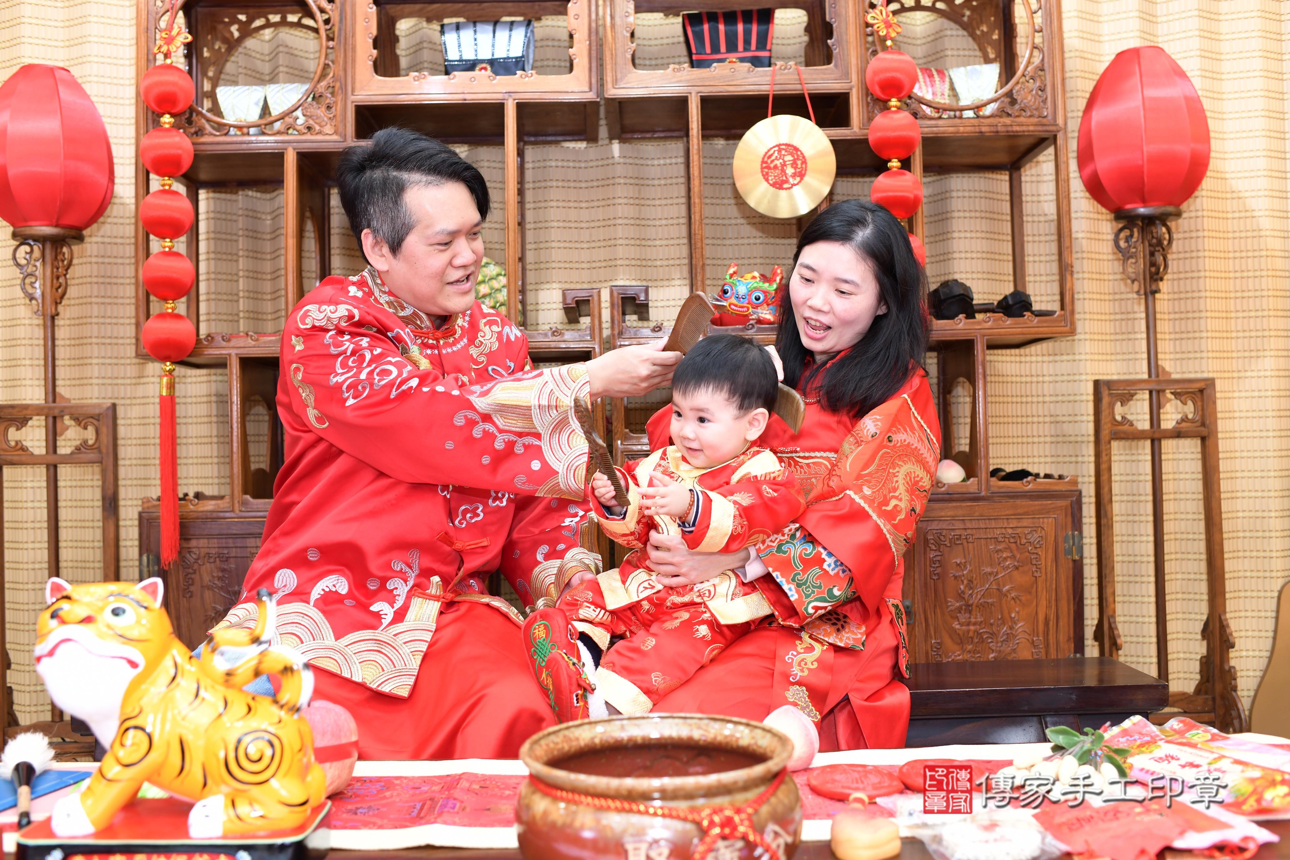 傳家手工印章台南店、抓周、度脺、中國風會場、傳家嬰兒古禮、吉祥話、抓周道具物品24種、拍照。抓周證書。寶寶抓周、滿周歲、生日快樂、祝福