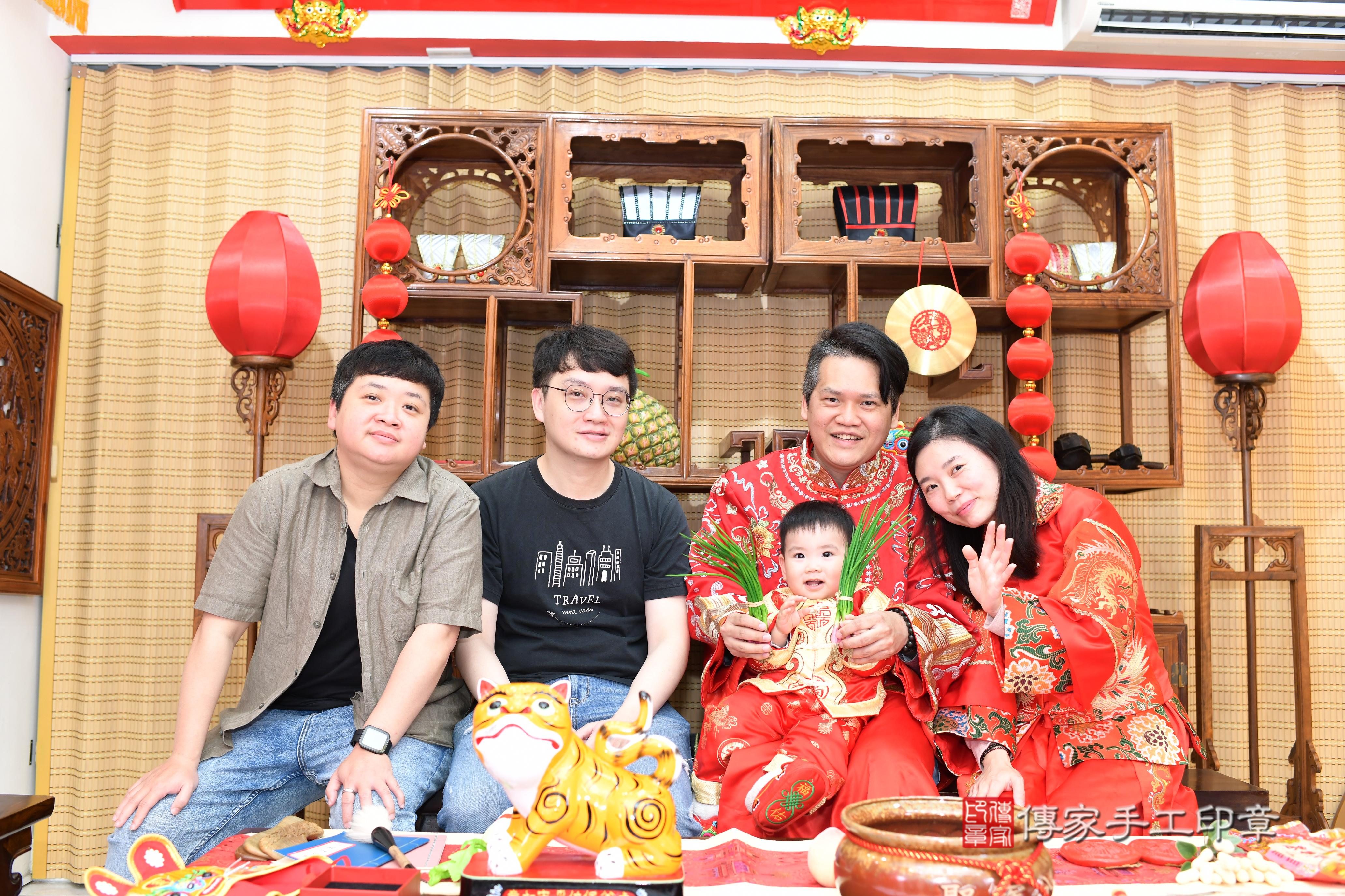 傳家手工印章台南店、抓周、度脺、中國風會場、傳家嬰兒古禮、吉祥話、抓周道具物品24種、拍照。抓周證書。寶寶抓周、滿周歲、生日快樂、祝福