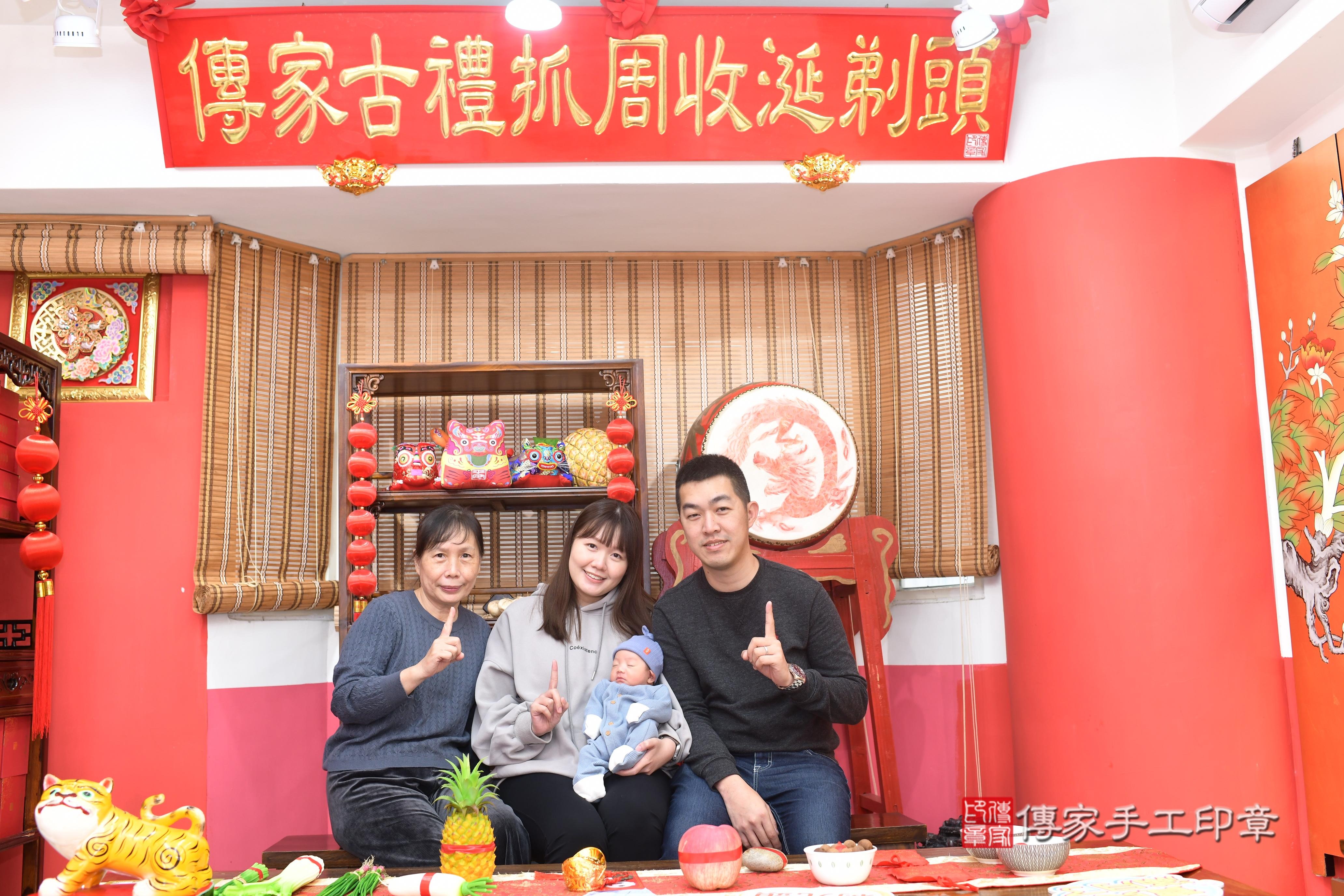 傳家手工印章台南店、抓周、度脺、中國風會場、傳家嬰兒古禮、吉祥話、抓周道具物品24種、拍照。抓周證書。寶寶抓周、滿周歲、生日快樂、祝福