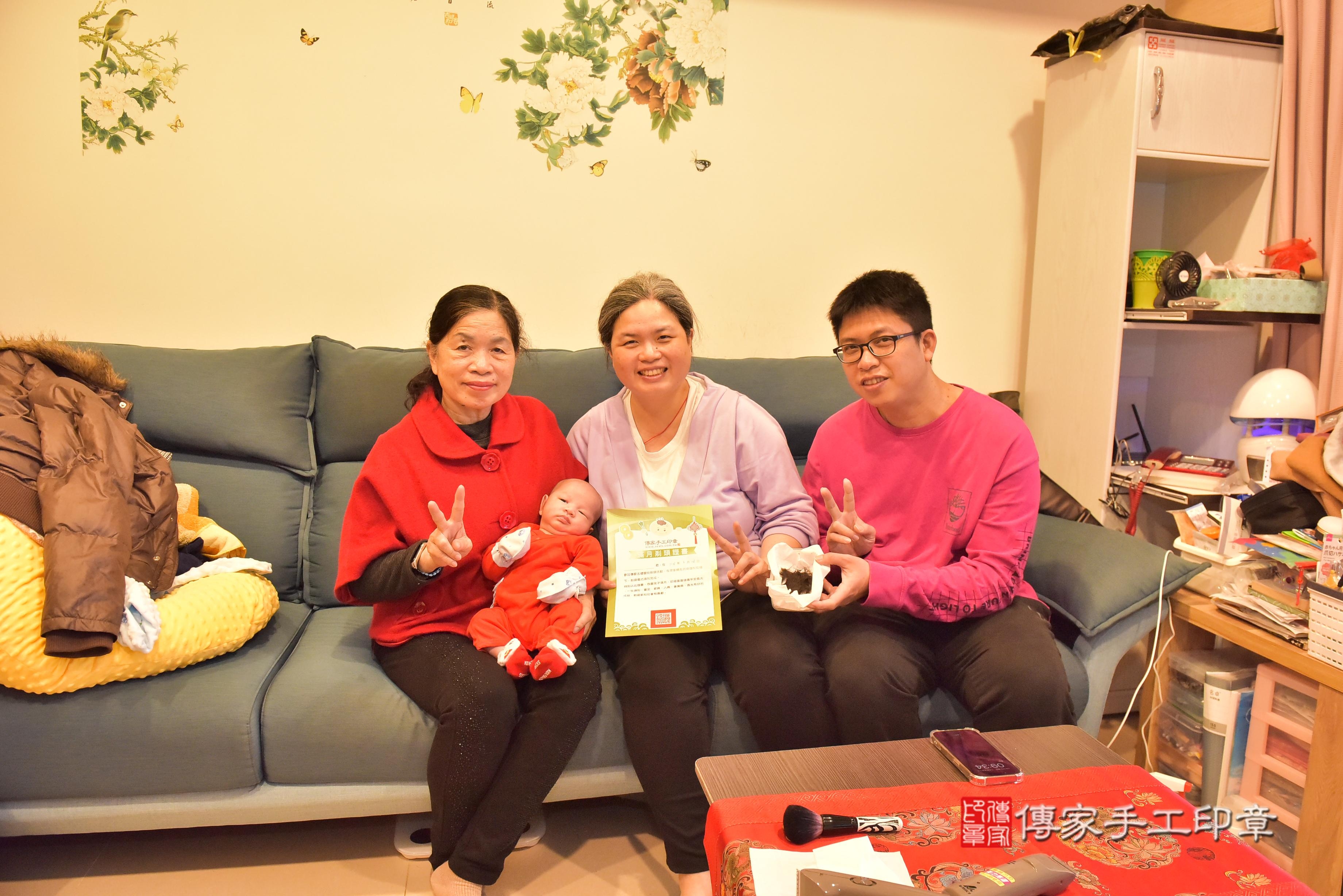 傳家手工印章高雄店、抓周、度脺、中國風會場、傳家嬰兒古禮、吉祥話、抓周道具物品24種、拍照。抓周證書。寶寶抓周、滿周歲、生日快樂、祝福