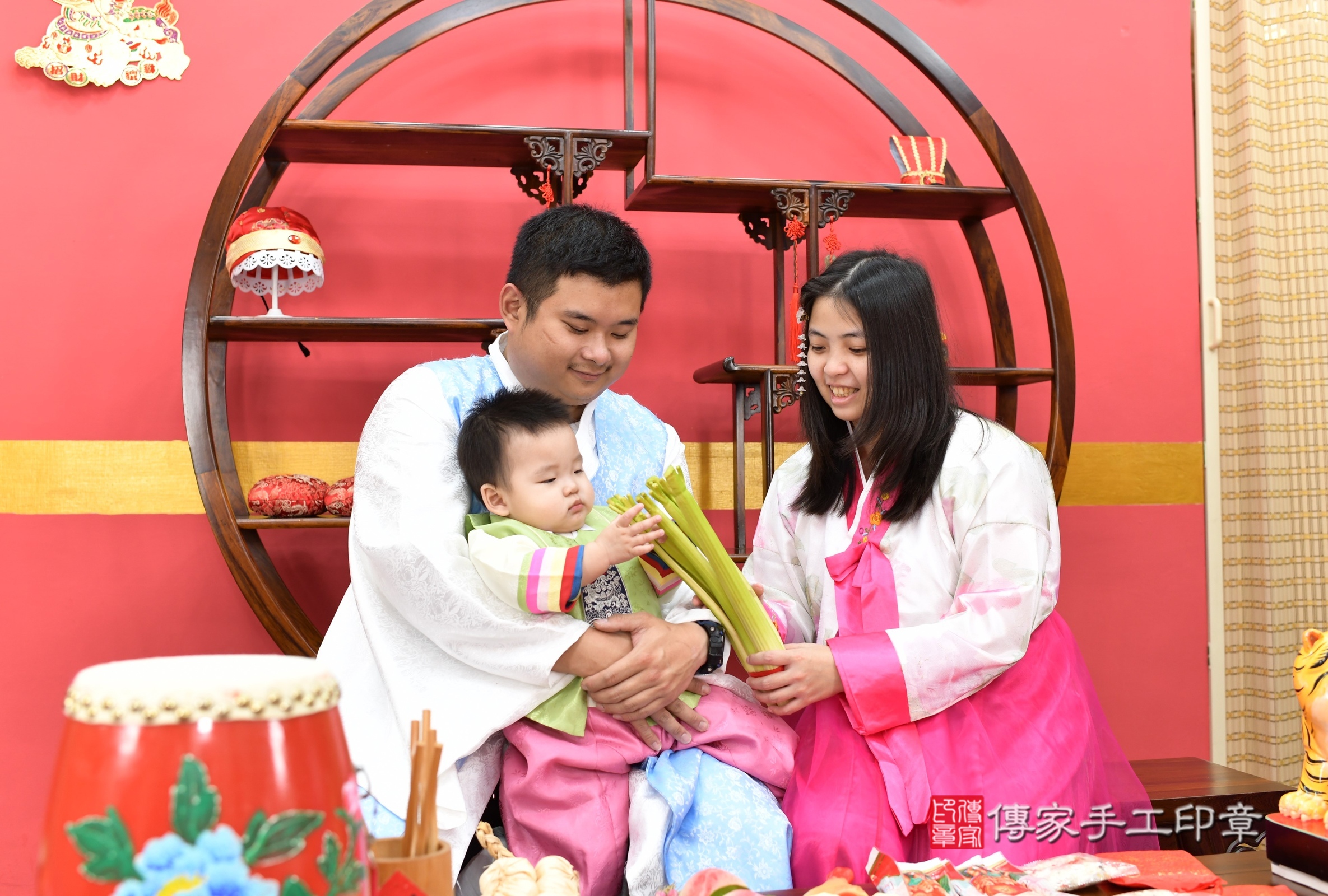 新北市永和區小勛寶寶抓周推薦：傳家新北店抓周度脺中國風會場，嬰兒古禮抓周流程儀式吉祥話、抓周道具物品24種、拍照。抓周證書。2025.2.9，照片10