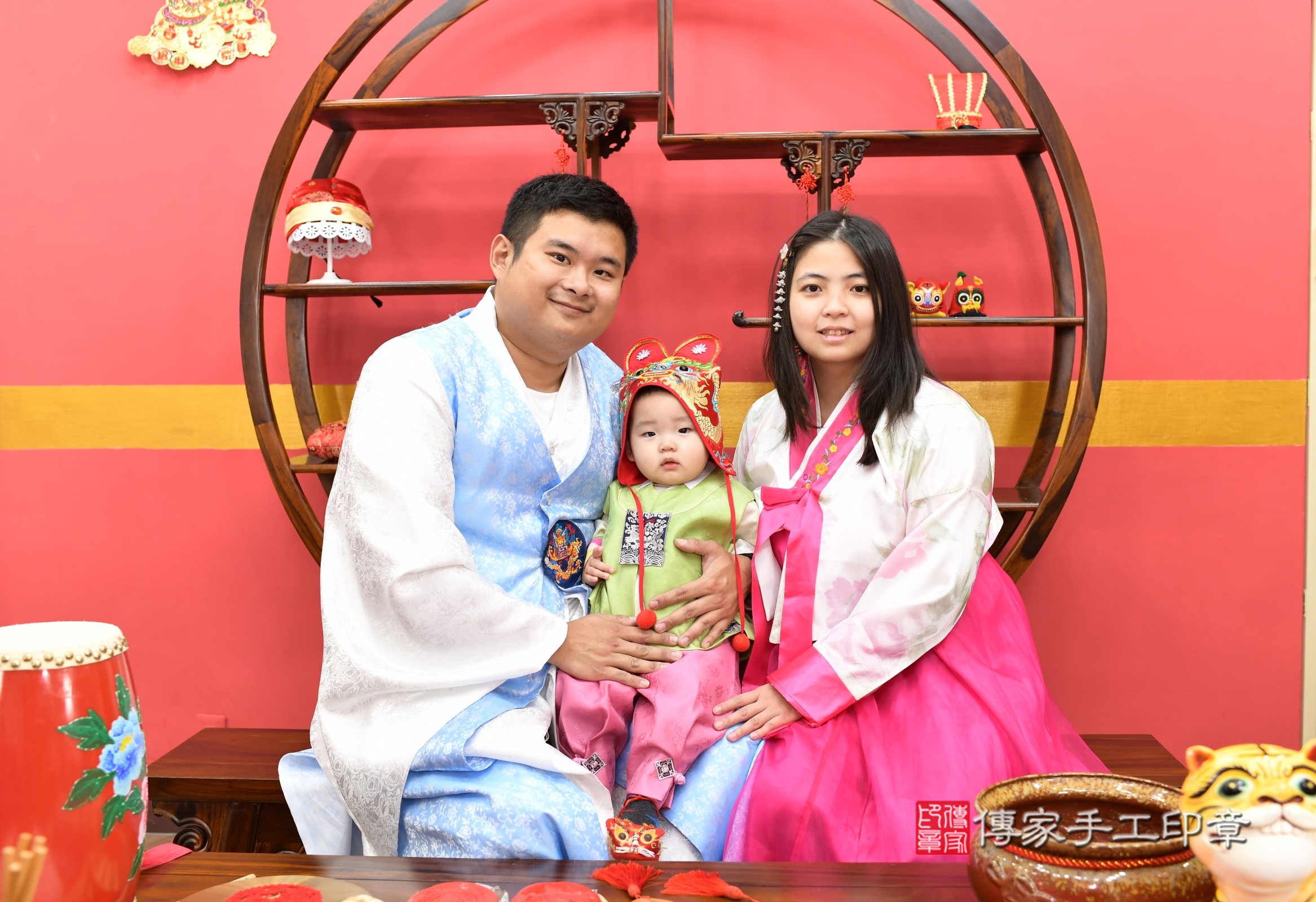 新北市永和區小勛寶寶抓周推薦：傳家新北店抓周度脺中國風會場，嬰兒古禮抓周流程儀式吉祥話、抓周道具物品24種、拍照。抓周證書。2025.2.9，照片3