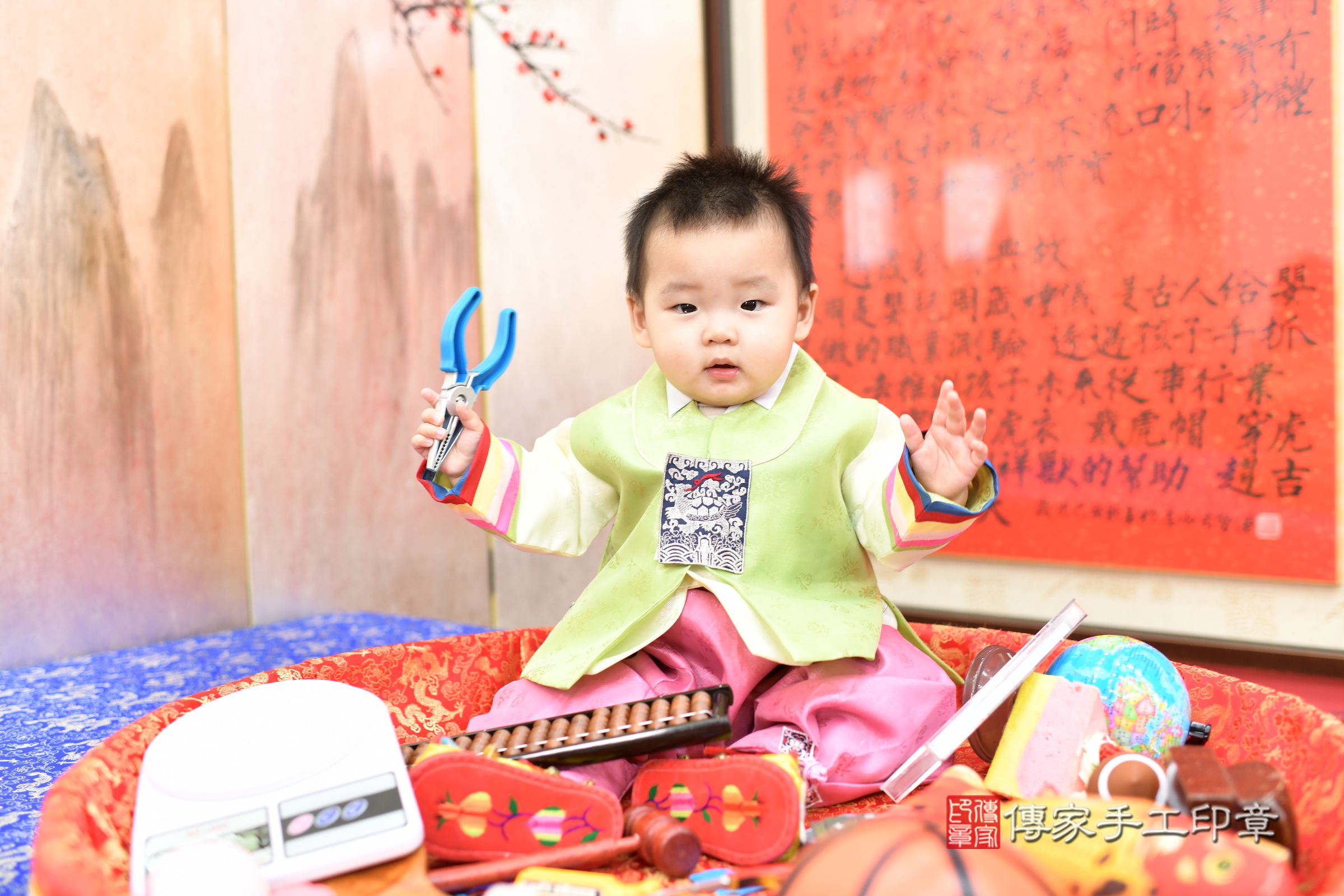 新北市永和區小勛寶寶抓周推薦：傳家新北店抓周度脺中國風會場，嬰兒古禮抓周流程儀式吉祥話、抓周道具物品24種、拍照。抓周證書。2025.2.9，照片6