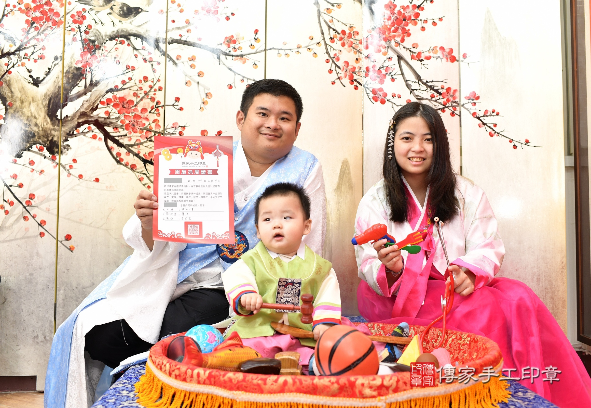 新北市永和區小勛寶寶抓周推薦：傳家新北店抓周度脺中國風會場，嬰兒古禮抓周流程儀式吉祥話、抓周道具物品24種、拍照。抓周證書。2025.2.9，照片12