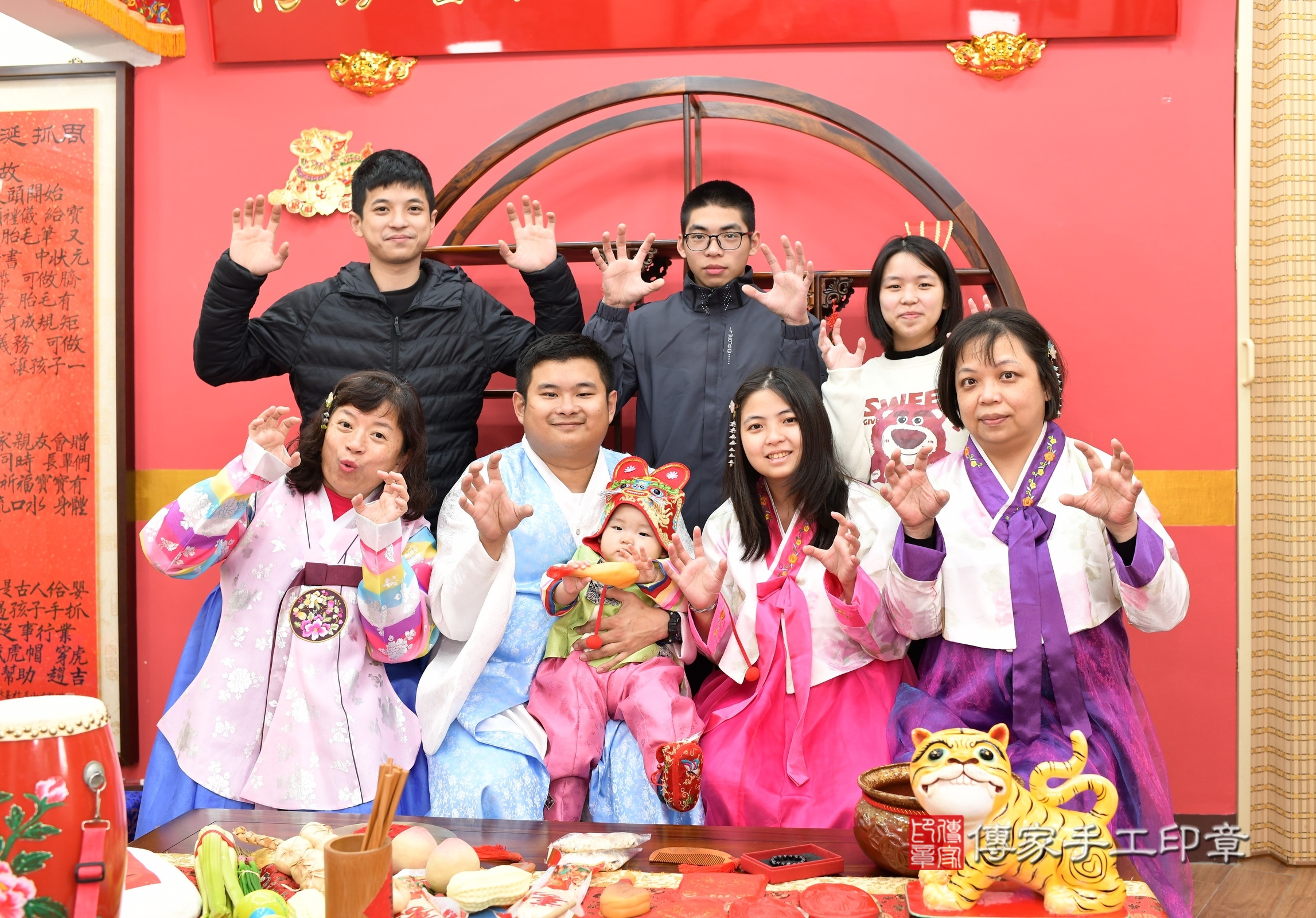 新北市永和區小勛寶寶抓周推薦：傳家新北店抓周度脺中國風會場，嬰兒古禮抓周流程儀式吉祥話、抓周道具物品24種、拍照。抓周證書。2025.2.9，照片15