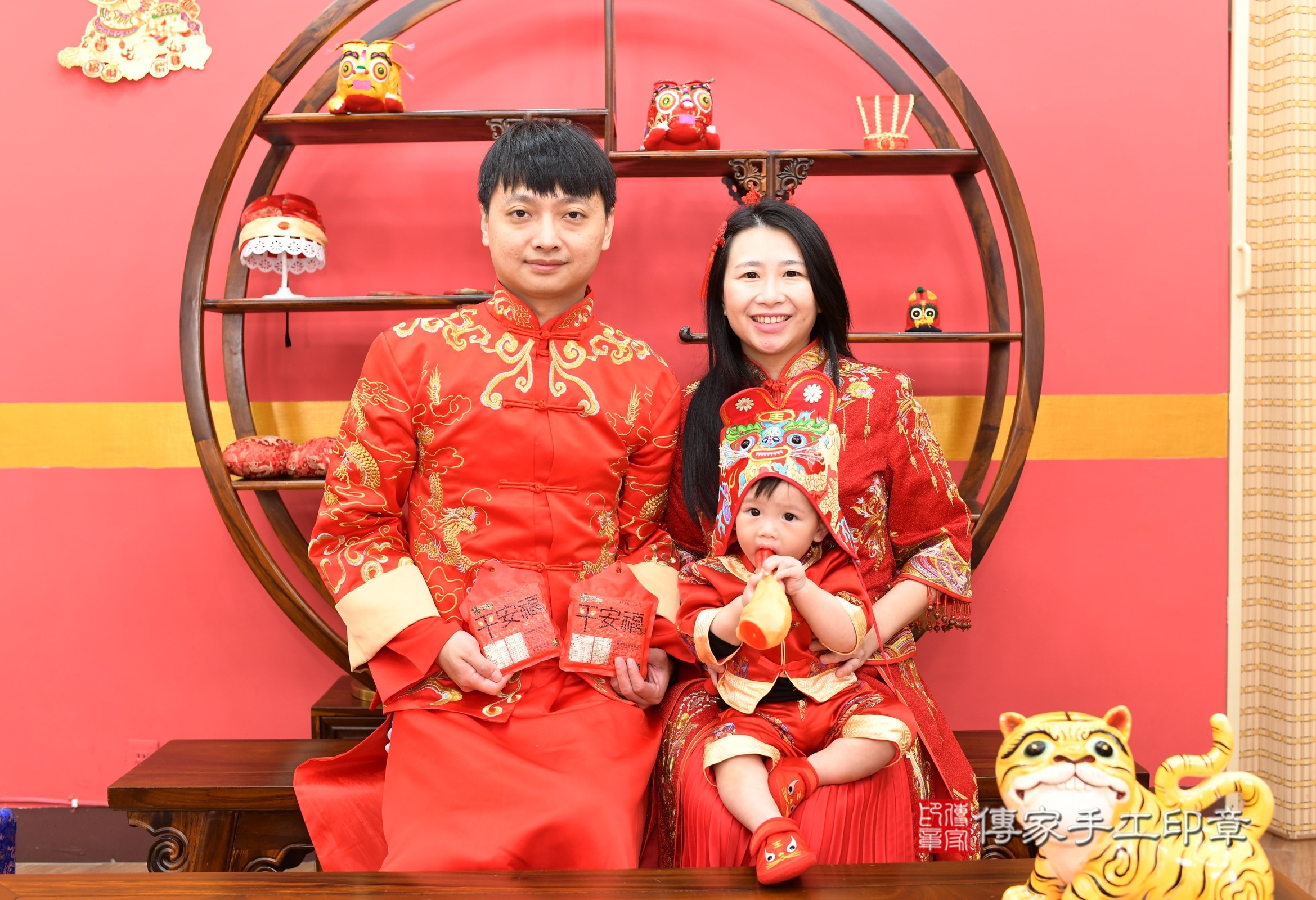 新北市永和區小方寶寶抓周推薦：傳家新北店抓周度脺中國風會場，嬰兒古禮抓周流程儀式吉祥話、抓周道具物品24種、拍照。抓周證書。2025.2.15，照片15