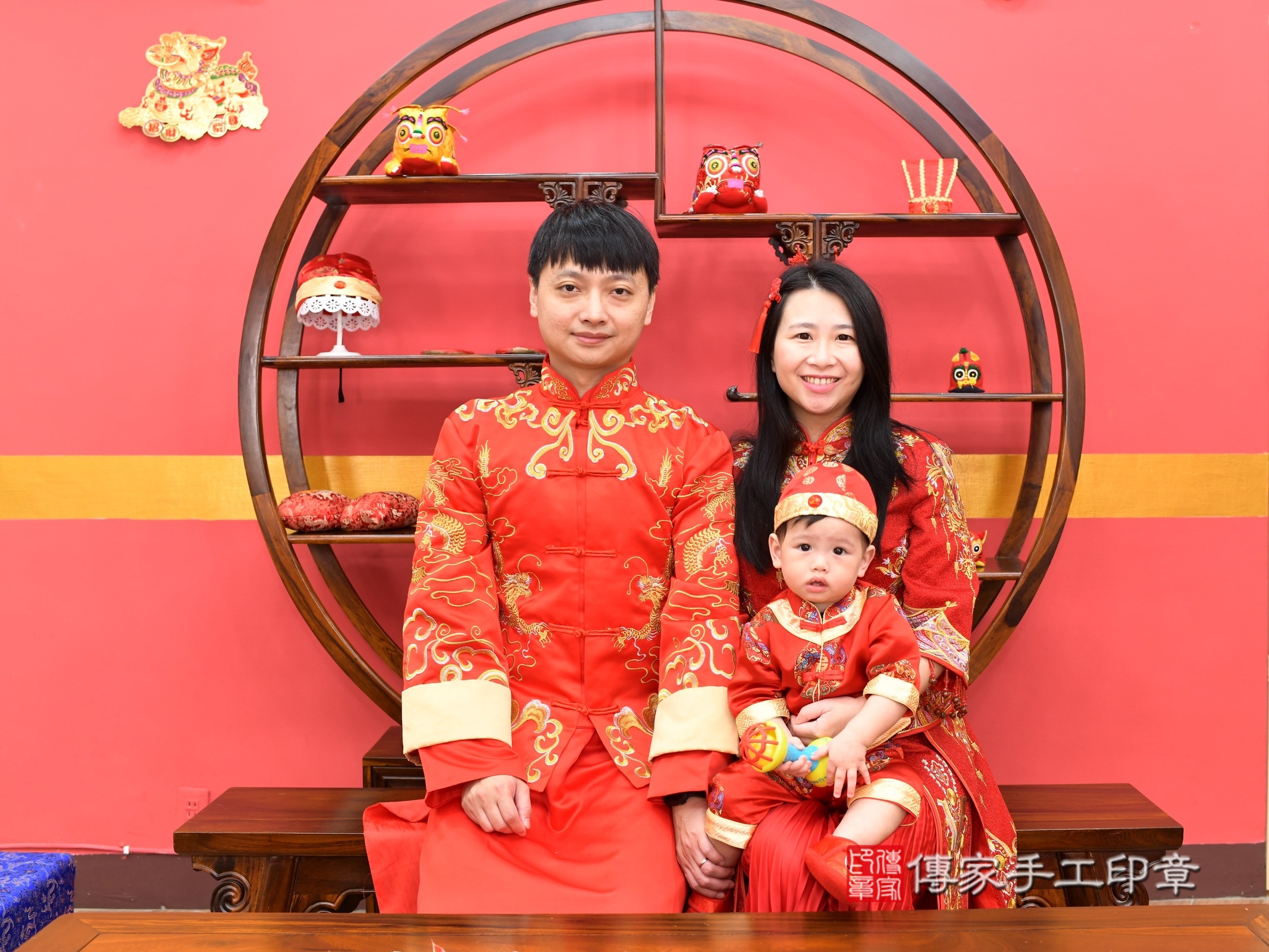 新北市永和區小方寶寶抓周推薦：傳家新北店抓周度脺中國風會場，嬰兒古禮抓周流程儀式吉祥話、抓周道具物品24種、拍照。抓周證書。2025.2.15，照片3