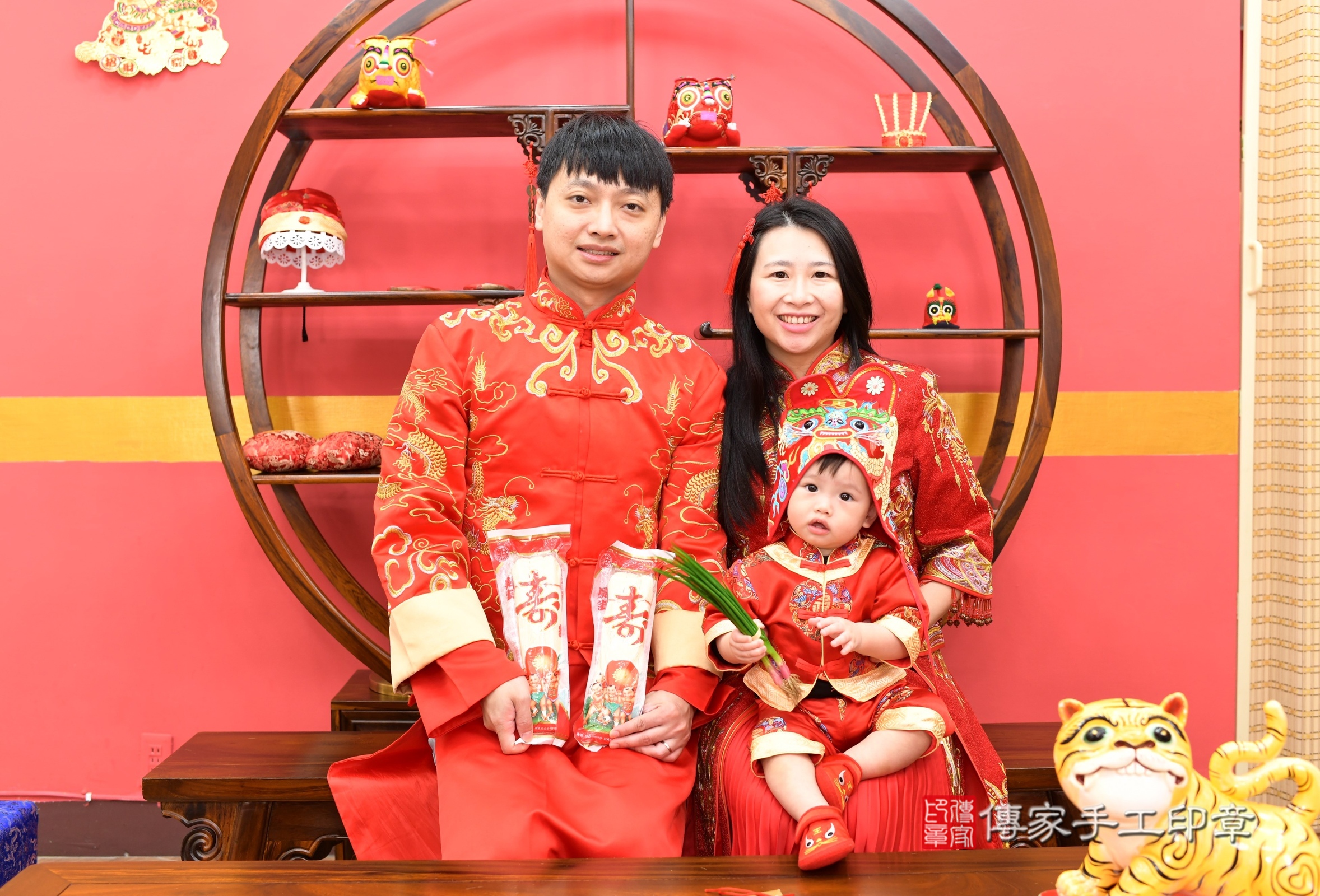 新北市永和區小方寶寶抓周推薦：傳家新北店抓周度脺中國風會場，嬰兒古禮抓周流程儀式吉祥話、抓周道具物品24種、拍照。抓周證書。2025.2.15，照片17