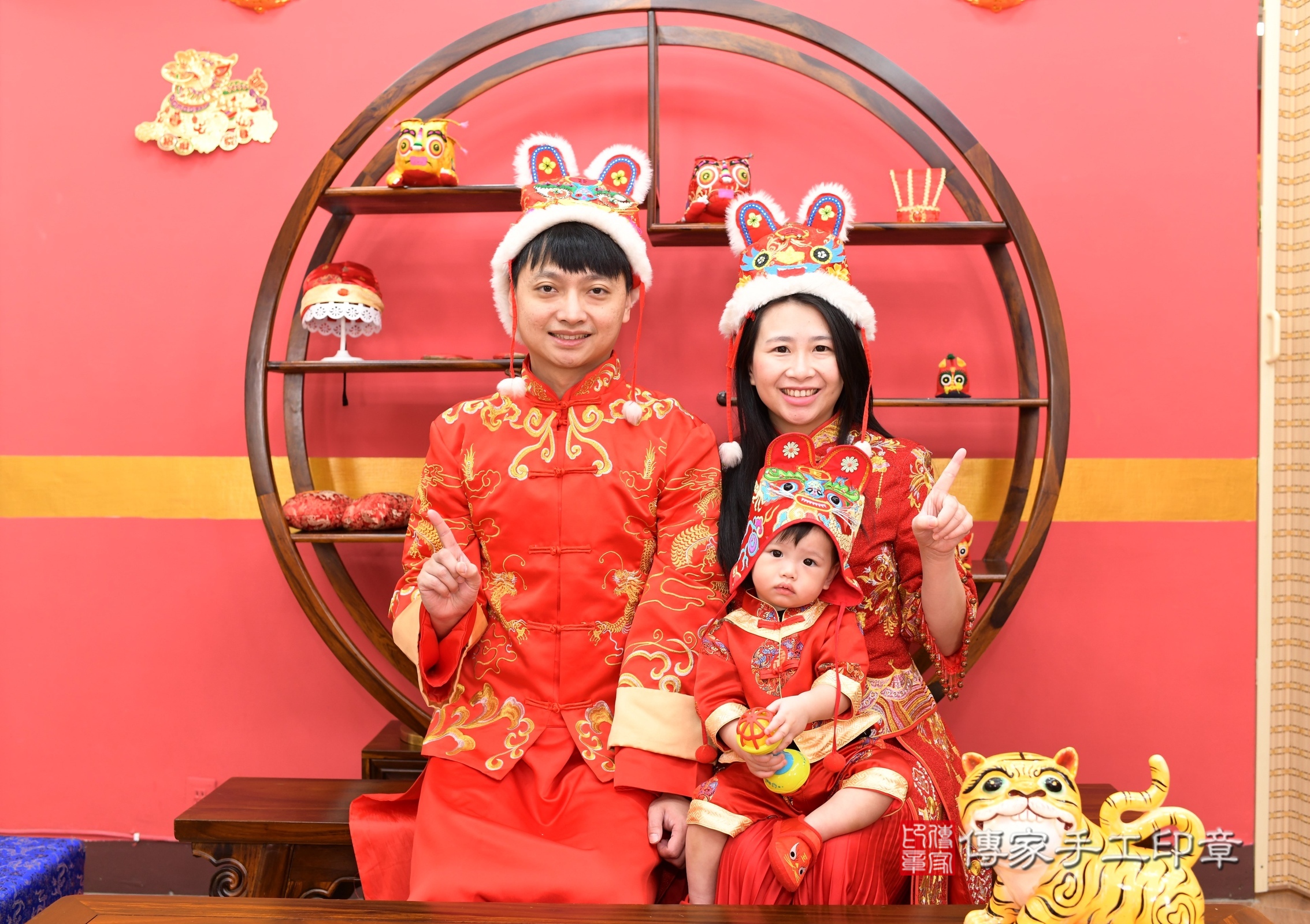 新北市永和區小方寶寶抓周推薦：傳家新北店抓周度脺中國風會場，嬰兒古禮抓周流程儀式吉祥話、抓周道具物品24種、拍照。抓周證書。2025.2.15，照片5