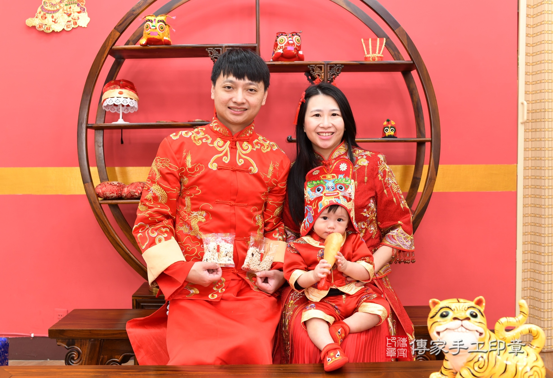 新北市永和區小方寶寶抓周推薦：傳家新北店抓周度脺中國風會場，嬰兒古禮抓周流程儀式吉祥話、抓周道具物品24種、拍照。抓周證書。2025.2.15，照片16
