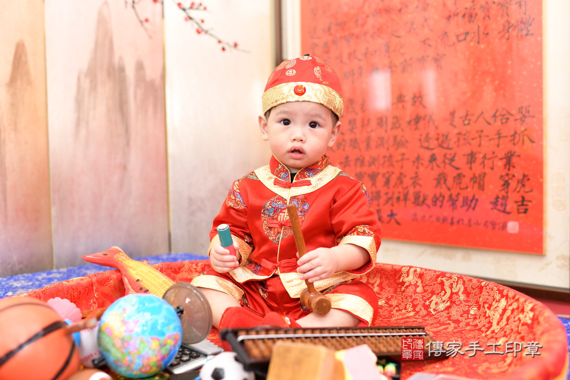 新北市永和區小方寶寶抓周推薦：傳家新北店抓周度脺中國風會場，嬰兒古禮抓周流程儀式吉祥話、抓周道具物品24種、拍照。抓周證書。2025.2.15，照片9