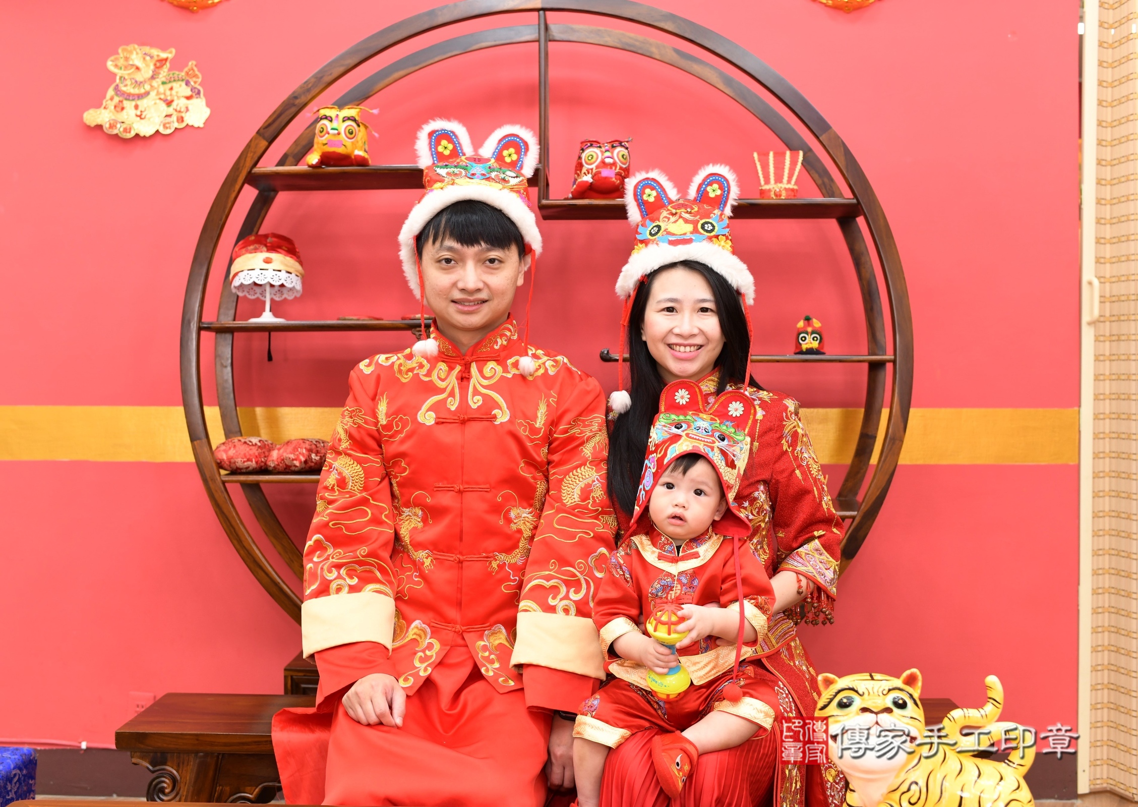 新北市永和區小方寶寶抓周推薦：傳家新北店抓周度脺中國風會場，嬰兒古禮抓周流程儀式吉祥話、抓周道具物品24種、拍照。抓周證書。2025.2.15，照片4