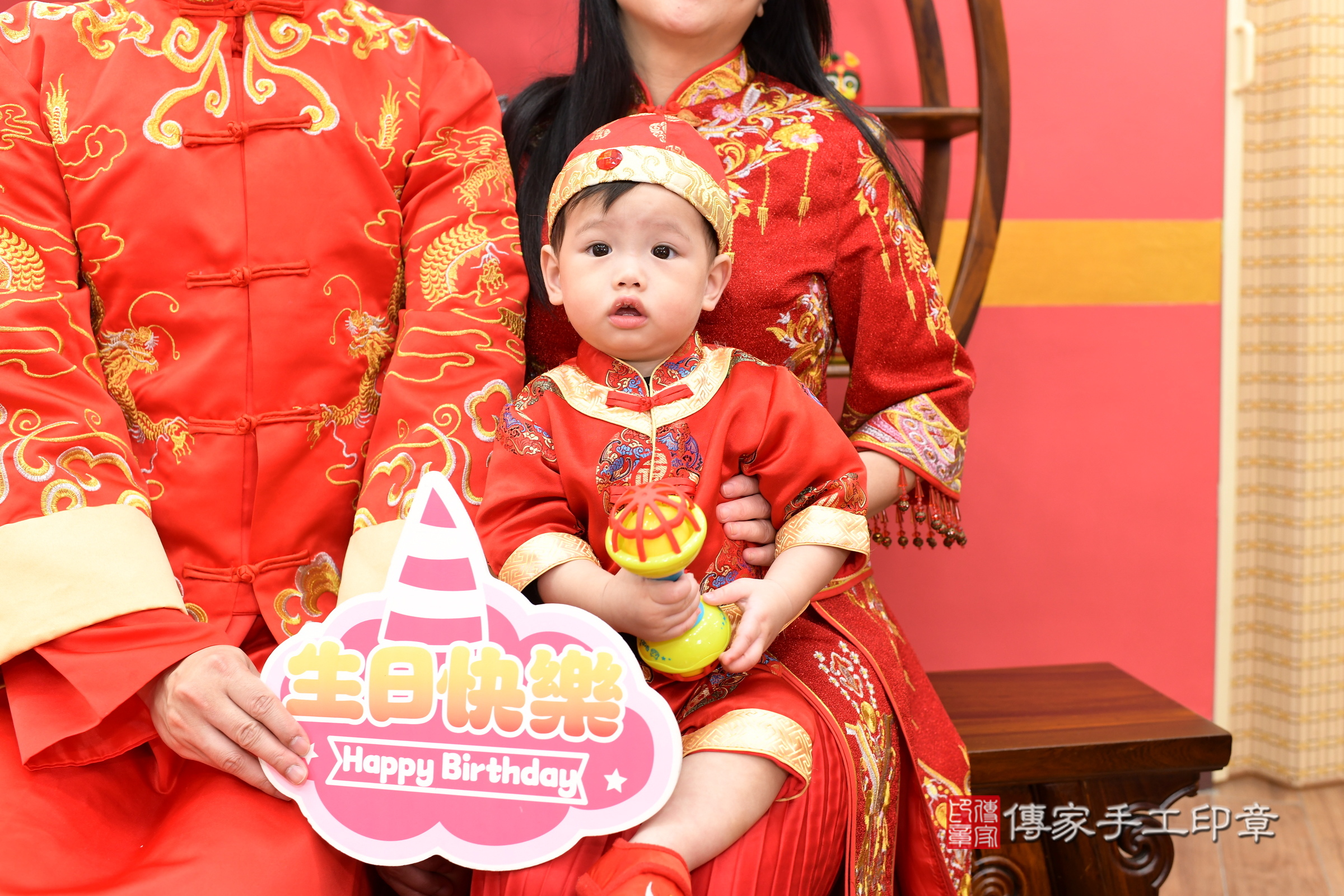 新北市永和區小方寶寶抓周推薦：傳家新北店抓周度脺中國風會場，嬰兒古禮抓周流程儀式吉祥話、抓周道具物品24種、拍照。抓周證書。2025.2.15，照片6