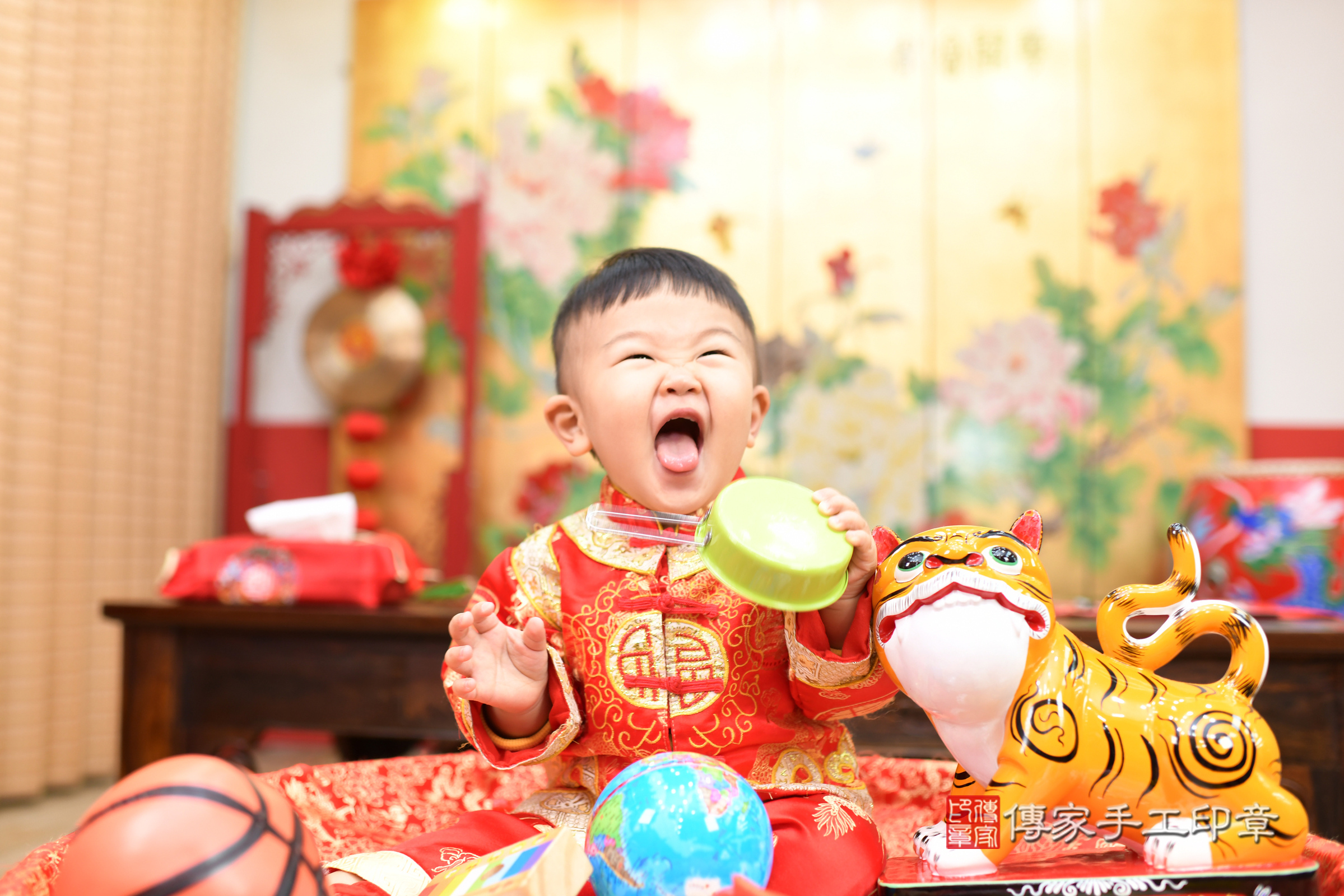 台北市大同區小緒寶寶抓周推薦：傳家台北店抓周度脺中國風會場，嬰兒古禮抓周流程儀式吉祥話、抓周道具物品24種、拍照。抓周證書。2025.2.15，照片6