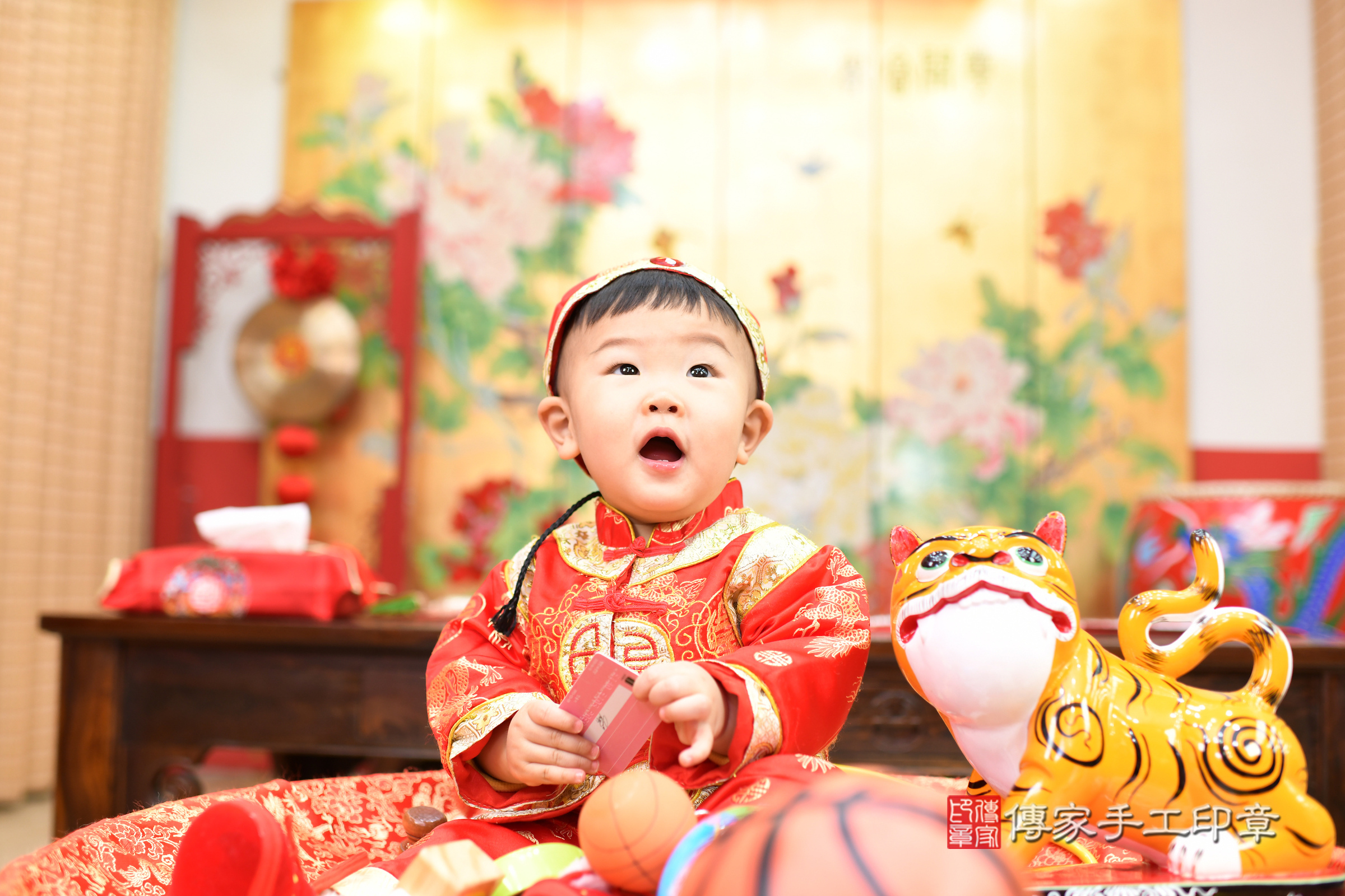 台北市大同區小緒寶寶抓周推薦：傳家台北店抓周度脺中國風會場，嬰兒古禮抓周流程儀式吉祥話、抓周道具物品24種、拍照。抓周證書。2025.2.15，照片10