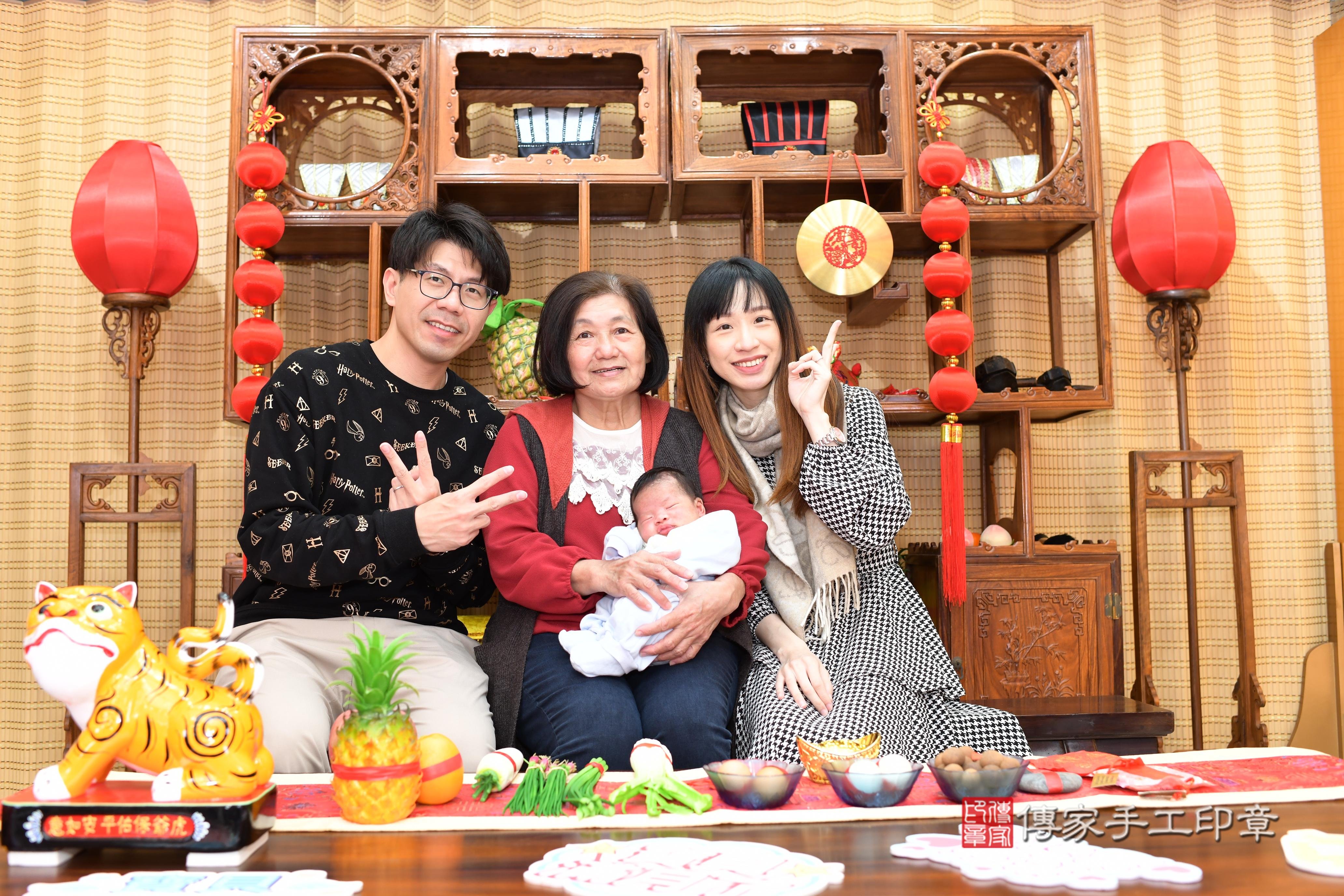 傳家手工印章台南店、抓周、度脺、中國風會場、傳家嬰兒古禮、吉祥話、抓周道具物品24種、拍照。抓周證書。寶寶抓周、滿周歲、生日快樂、祝福