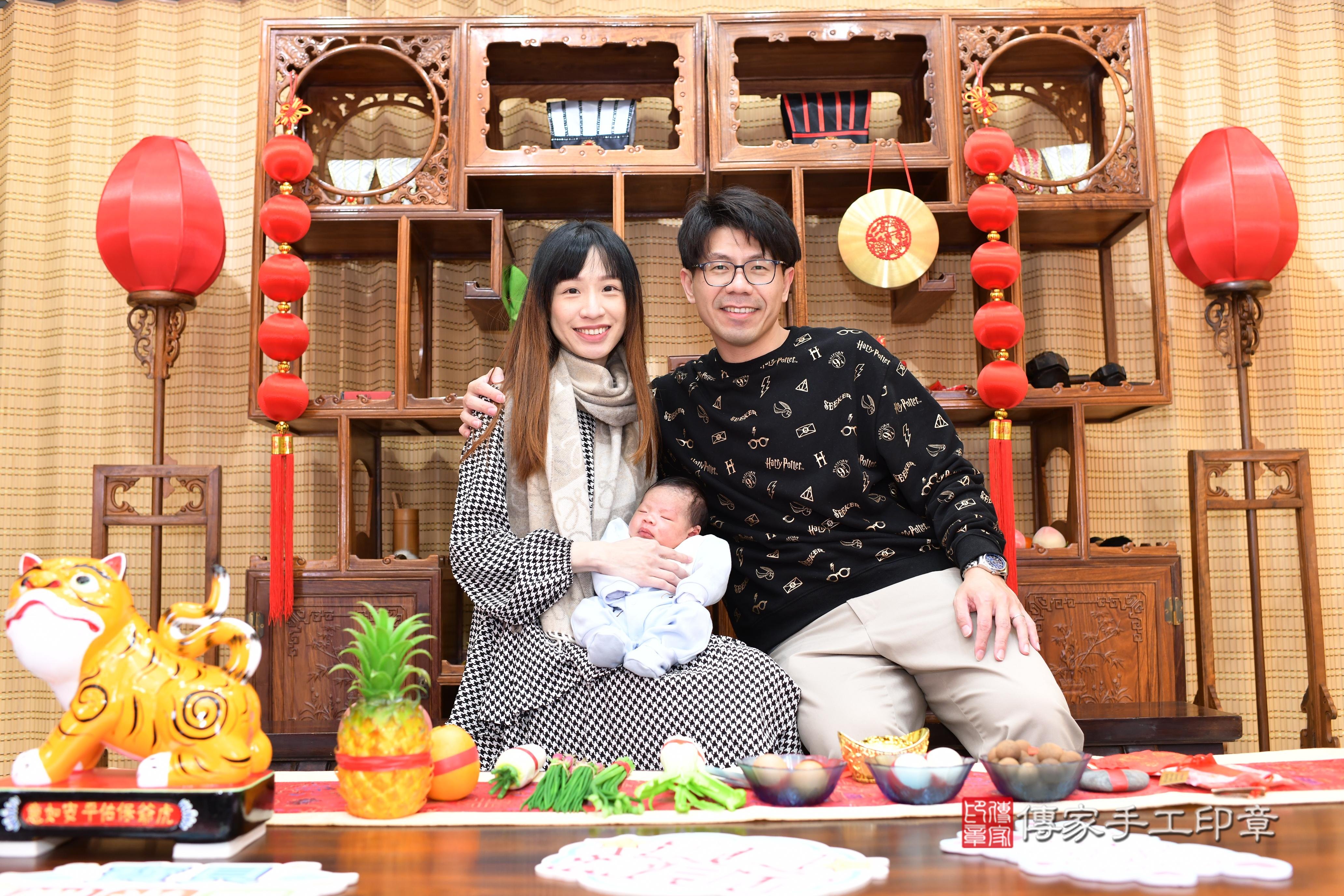傳家手工印章台南店、抓周、度脺、中國風會場、傳家嬰兒古禮、吉祥話、抓周道具物品24種、拍照。抓周證書。寶寶抓周、滿周歲、生日快樂、祝福