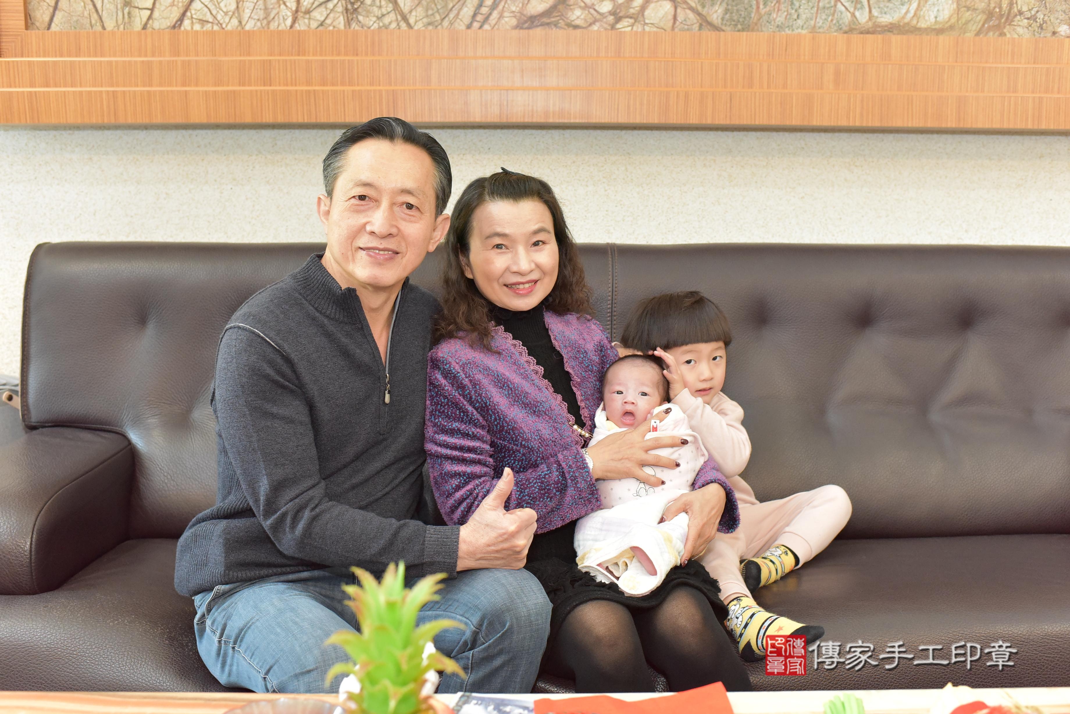 傳家手工印章台南店、抓周、度脺、中國風會場、傳家嬰兒古禮、吉祥話、抓周道具物品24種、拍照。抓周證書。寶寶抓周、滿周歲、生日快樂、祝福