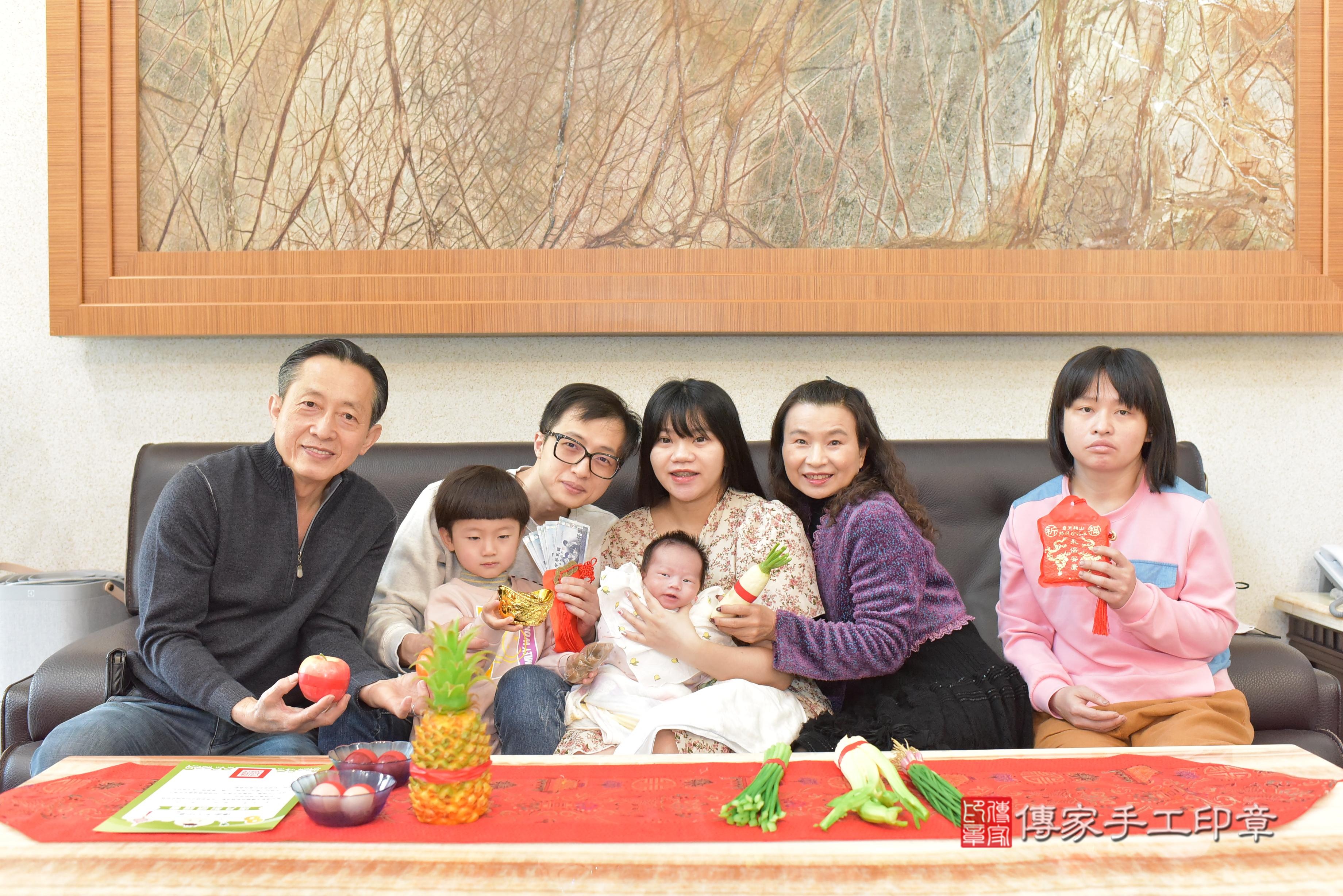 傳家手工印章台南店、抓周、度脺、中國風會場、傳家嬰兒古禮、吉祥話、抓周道具物品24種、拍照。抓周證書。寶寶抓周、滿周歲、生日快樂、祝福