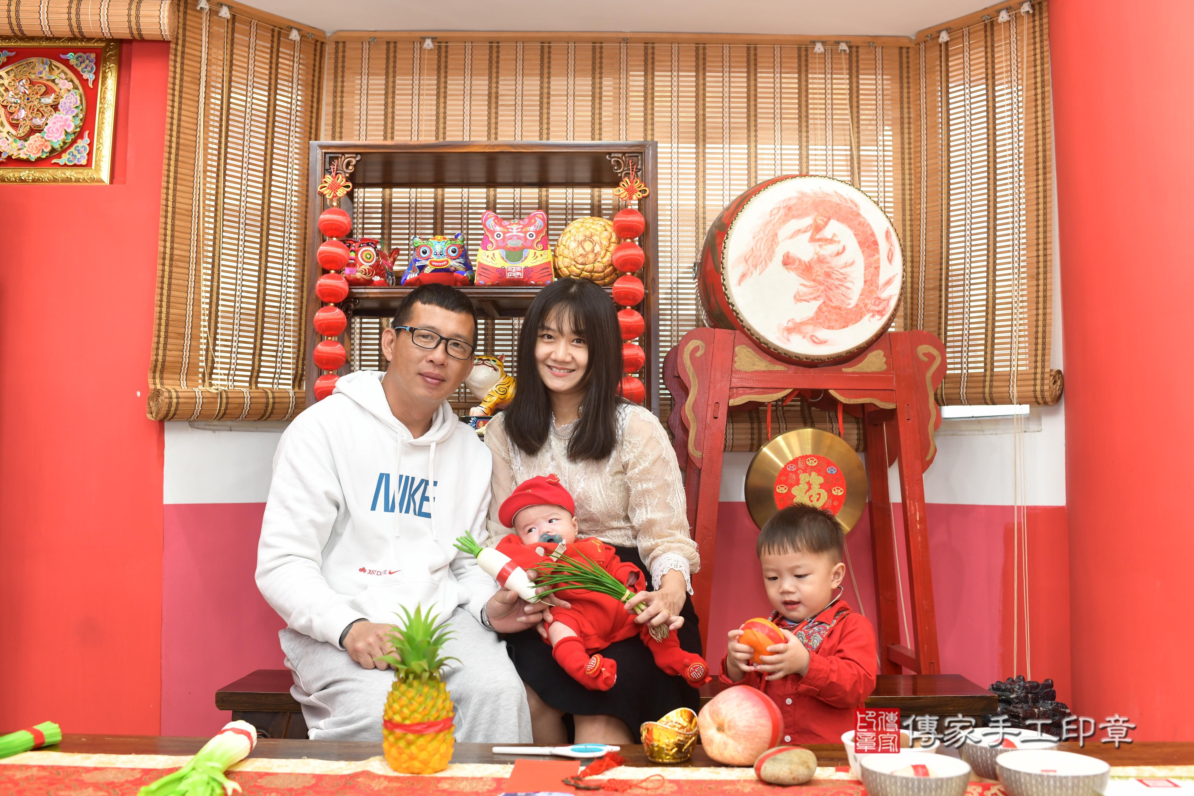 傳家手工印章高雄店、抓周、度脺、中國風會場、傳家嬰兒古禮、吉祥話、抓周道具物品24種、拍照。抓周證書。寶寶抓周、滿周歲、生日快樂、祝福