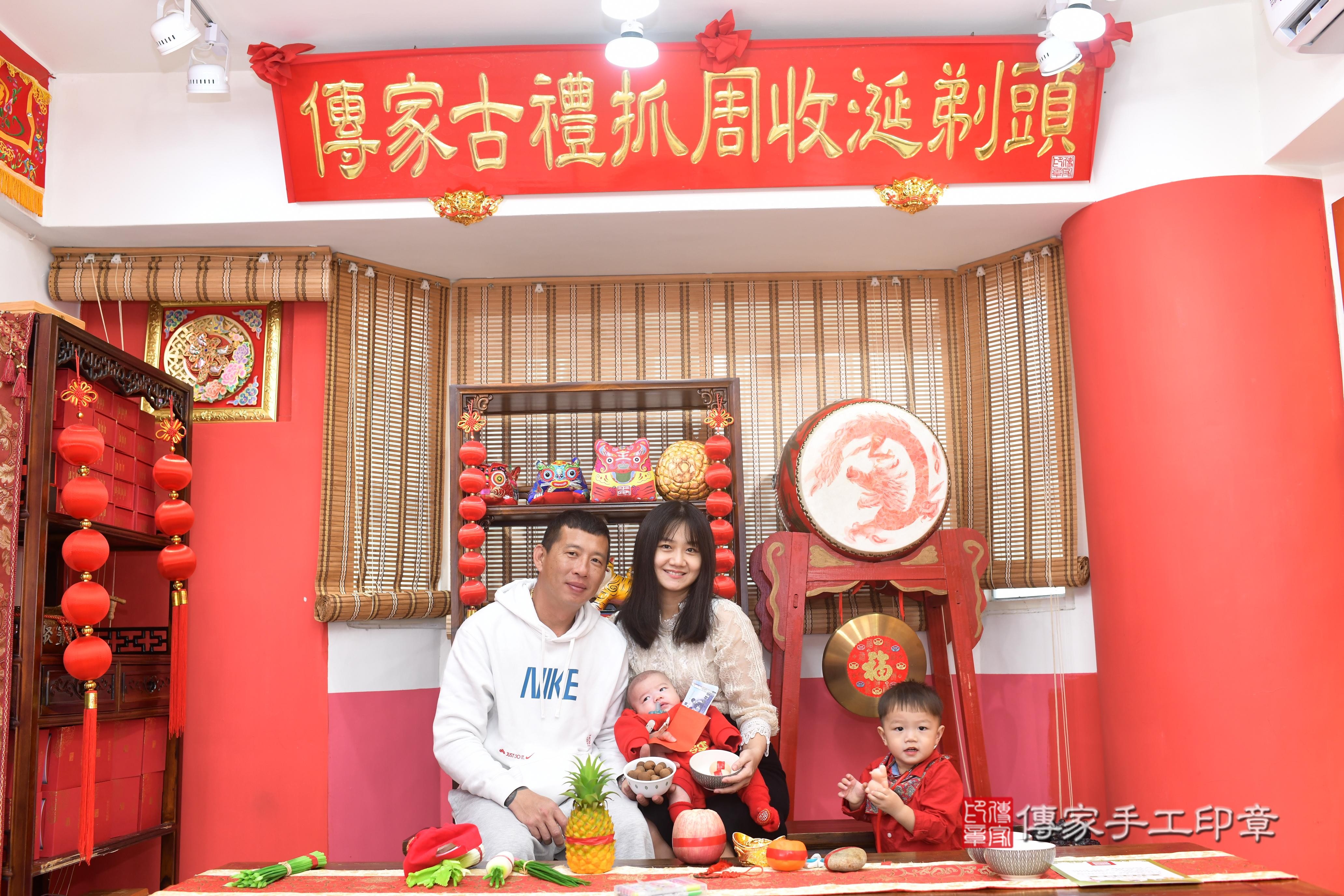 傳家手工印章高雄店、抓周、度脺、中國風會場、傳家嬰兒古禮、吉祥話、抓周道具物品24種、拍照。抓周證書。寶寶抓周、滿周歲、生日快樂、祝福
