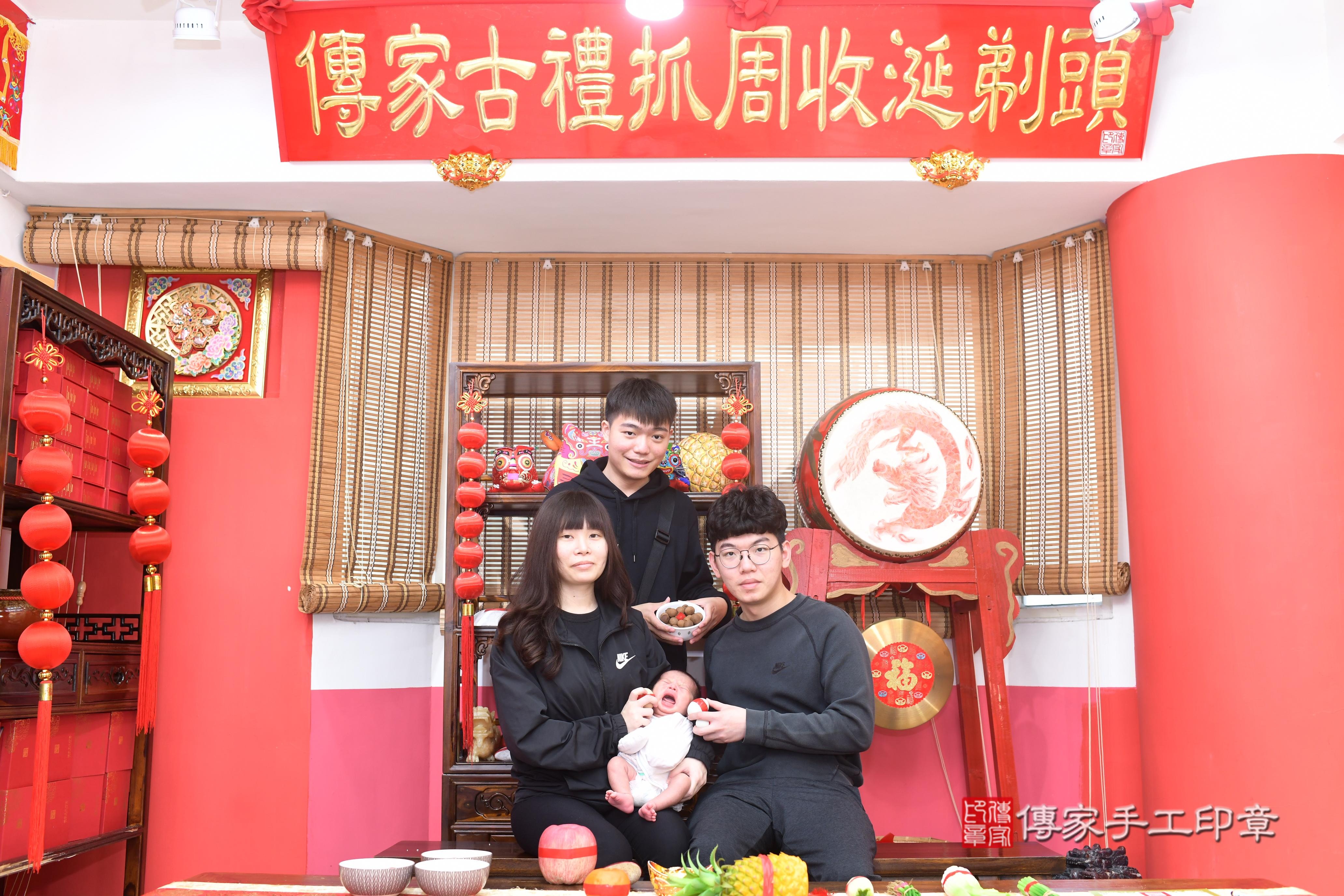 傳家手工印章高雄店、抓周、度脺、中國風會場、傳家嬰兒古禮、吉祥話、抓周道具物品24種、拍照。抓周證書。寶寶抓周、滿周歲、生日快樂、祝福