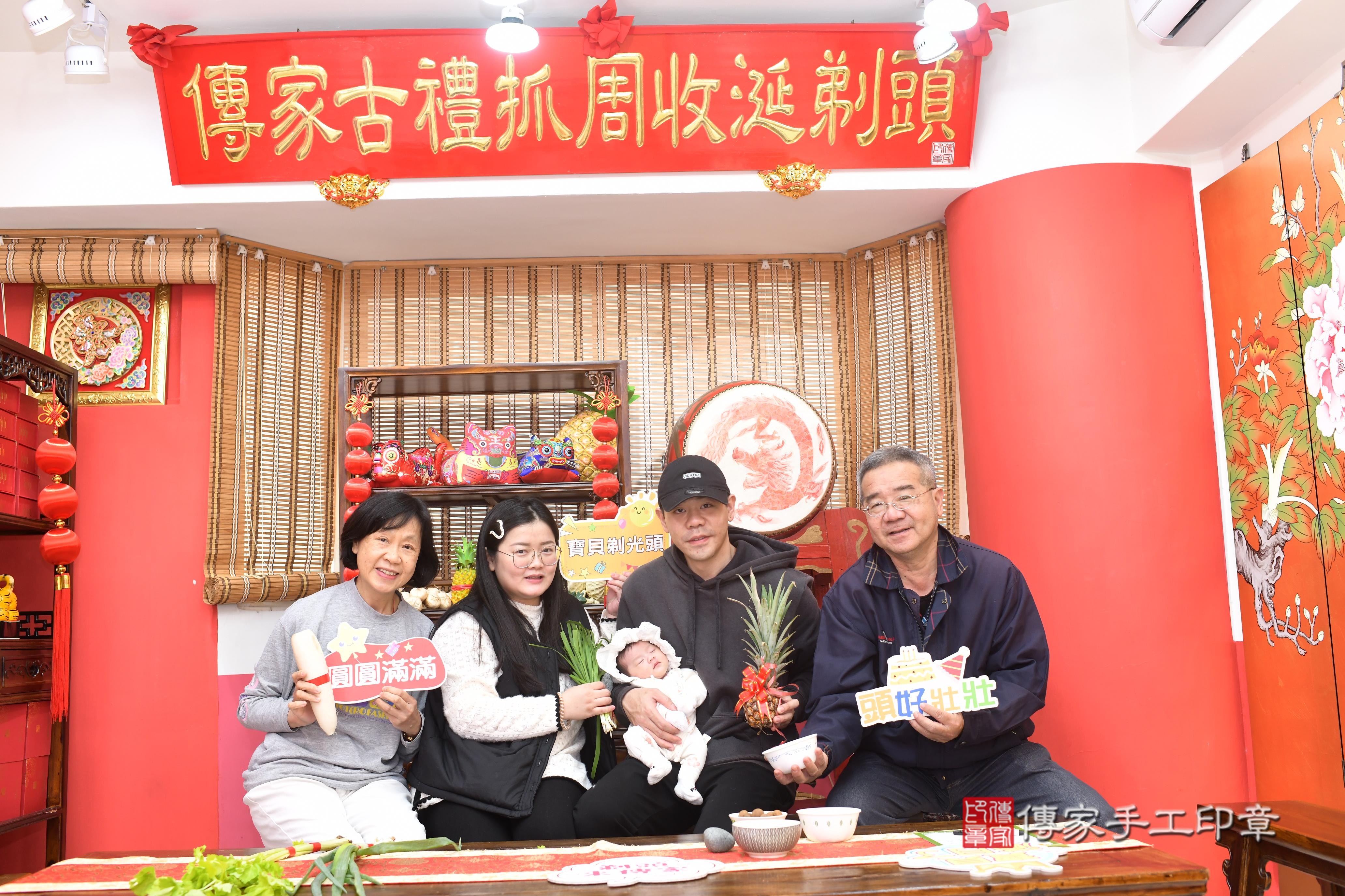 傳家手工印章高雄店、抓周、度脺、中國風會場、傳家嬰兒古禮、吉祥話、抓周道具物品24種、拍照。抓周證書。寶寶抓周、滿周歲、生日快樂、祝福